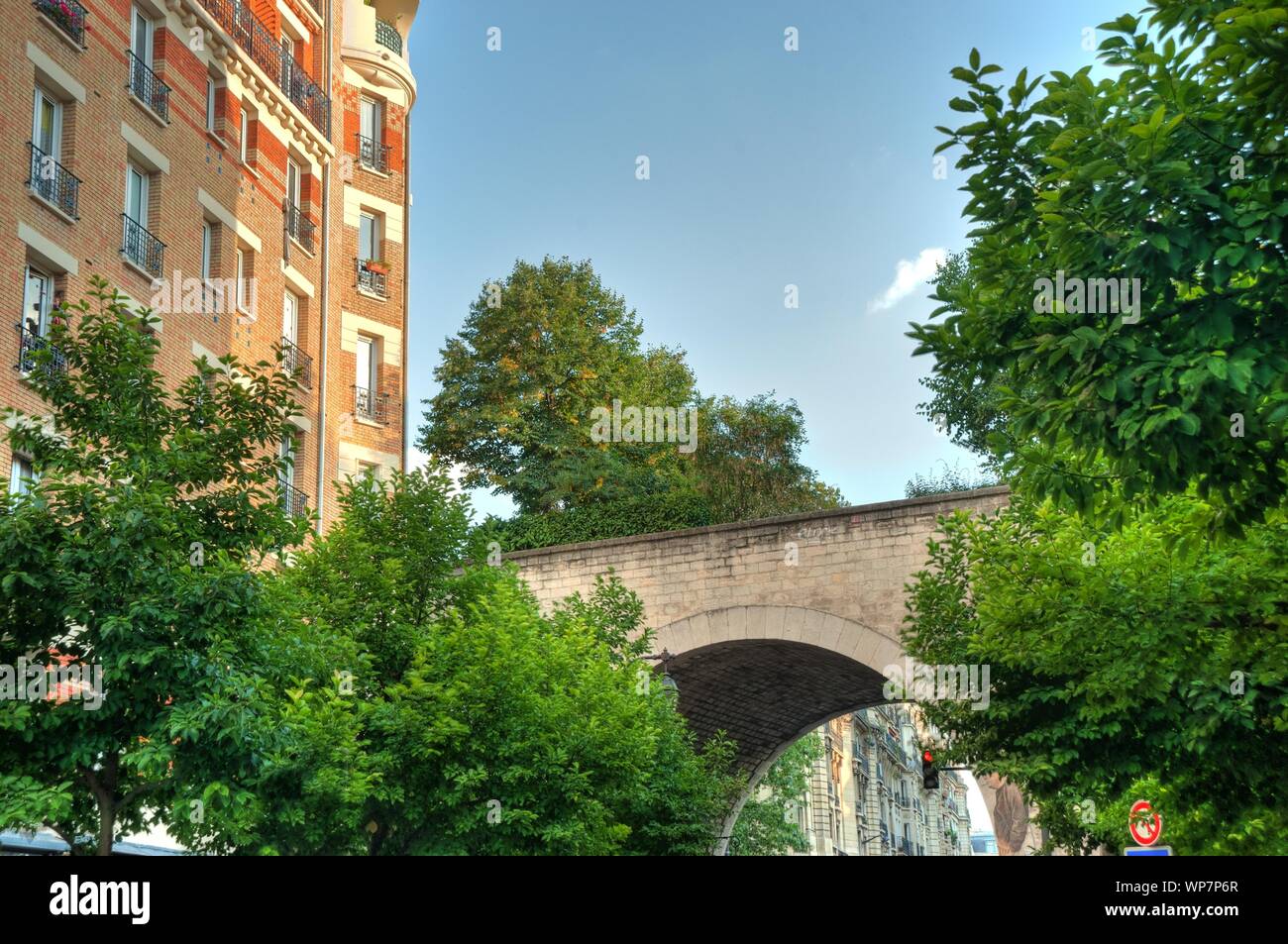 Die Coulée verte René-Dumont ist ein 4,5 Kilometer langer Parkwanderweg, der zunächst entlang der Avenue Daumesnil im 12. Arrondissement von Paris füh Stock Photo