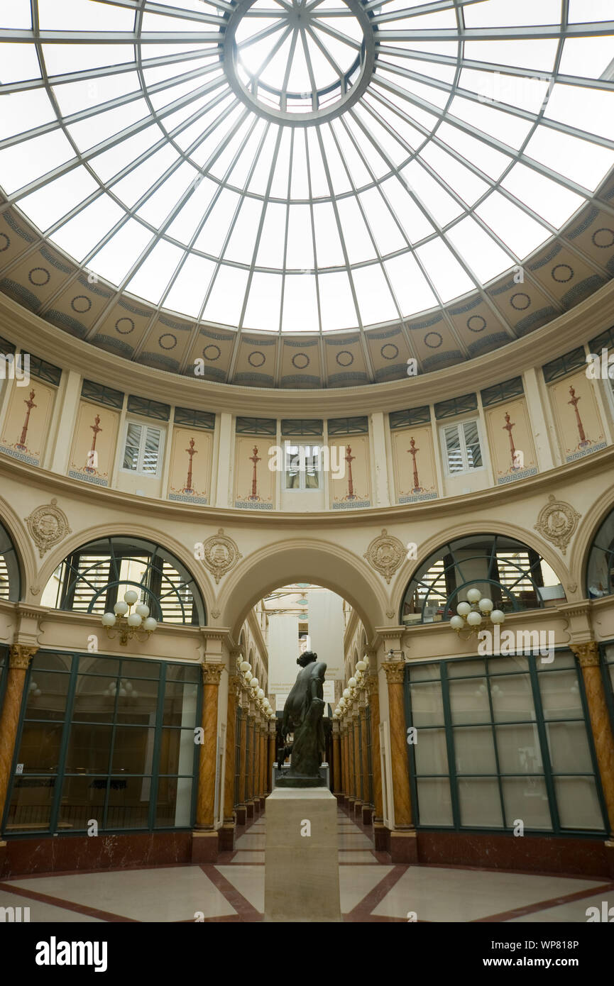 Die Galerie Colbert, nach dem Finanzminister Jean-Baptiste Colbert benannt, ist eine überdachte Ladenpassage mit Glasdach aus der ersten Hälfte des 19 Stock Photo