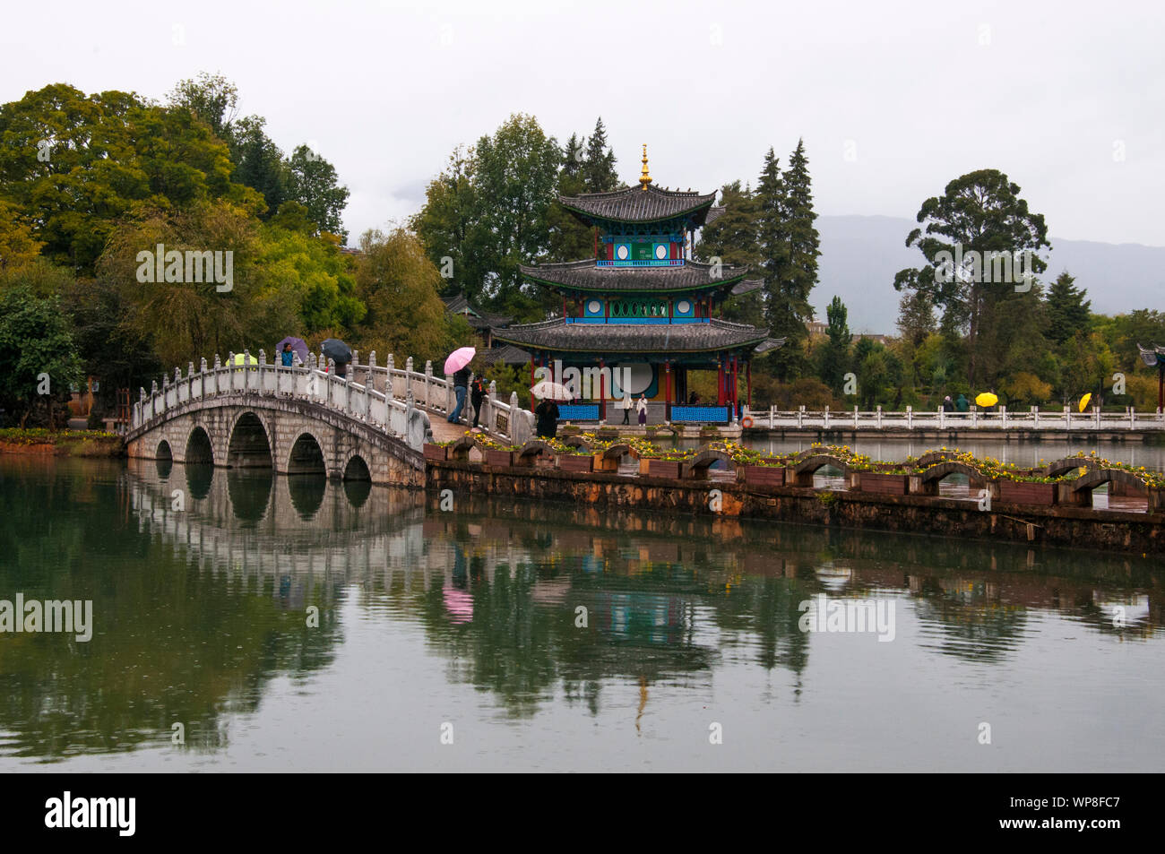 Pagoda and bridge, Black Dragon Pool, Lijiang, Yunnan, China Stock Photo