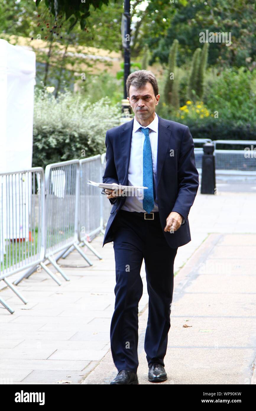 TOM BRAKE MP PICTURED AT COLLEGE GREEN , WESTMINSTER ON 5TH SEPTEMBER 2019. LIBERAL DEMOCRAT MEMEBER OF PARLIAMENT FOR CARSHALTON AND WALLINGTON CONSTITUENCY. BRITISH POLITICIANS. POLITICS. LONG SERVING MPS. LIB DEM MPS. Stock Photo