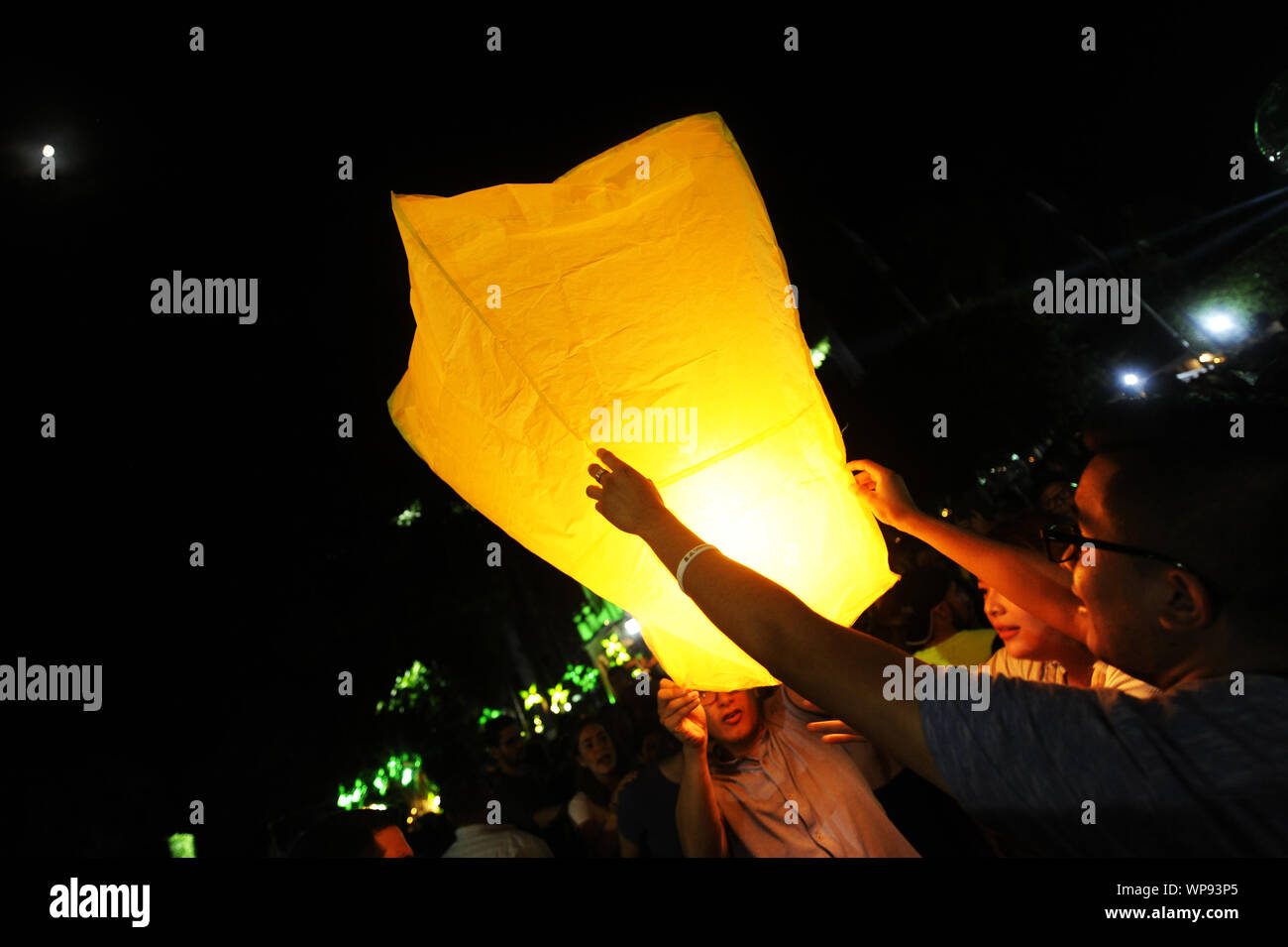 Ahuachapan, El Salvador. 8th Sep, 2019. People lift hot air ballons. In the town of Ahuachapan, people come together to celebrate the eve of the birth of Virgin Mary. For 169 years, people light the streets of Ahuachapan with lanterns, now hundreds of locals and tourist take part in this tradition. Credit: Camilo Freedman/ZUMA Wire/Alamy Live News Stock Photo