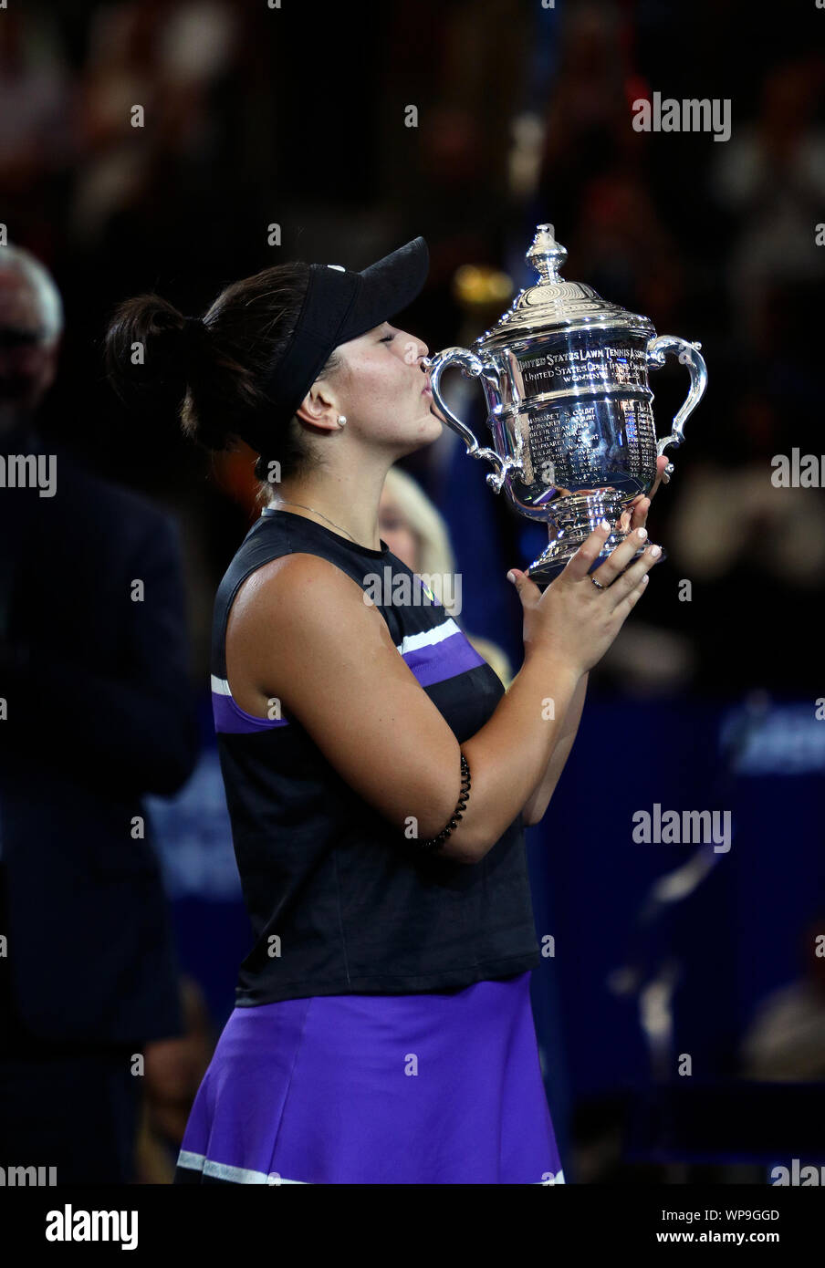 Bianca andreescu trophy hi-res stock photography and images - Alamy
