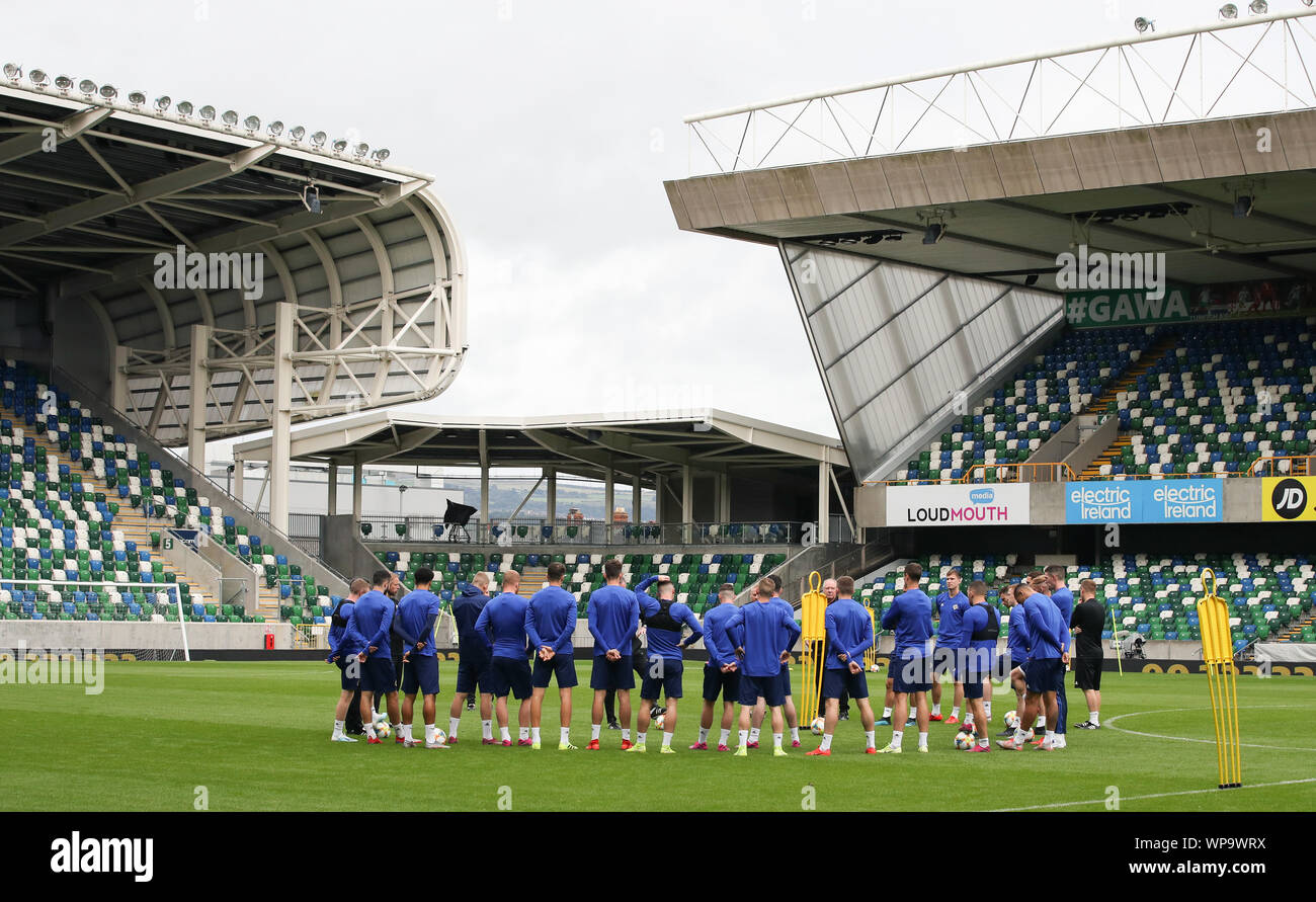 Belfast, UK. 08th Sep, 2019. Soccer: National team, final training Northern Ireland before the European Championship qualifier Northern Ireland - Germany in Windsor Park Stadium. Coach Michael O'Neill (covered) speaks to the team. Credit: Christian Charisius/dpa/Alamy Live News Stock Photo