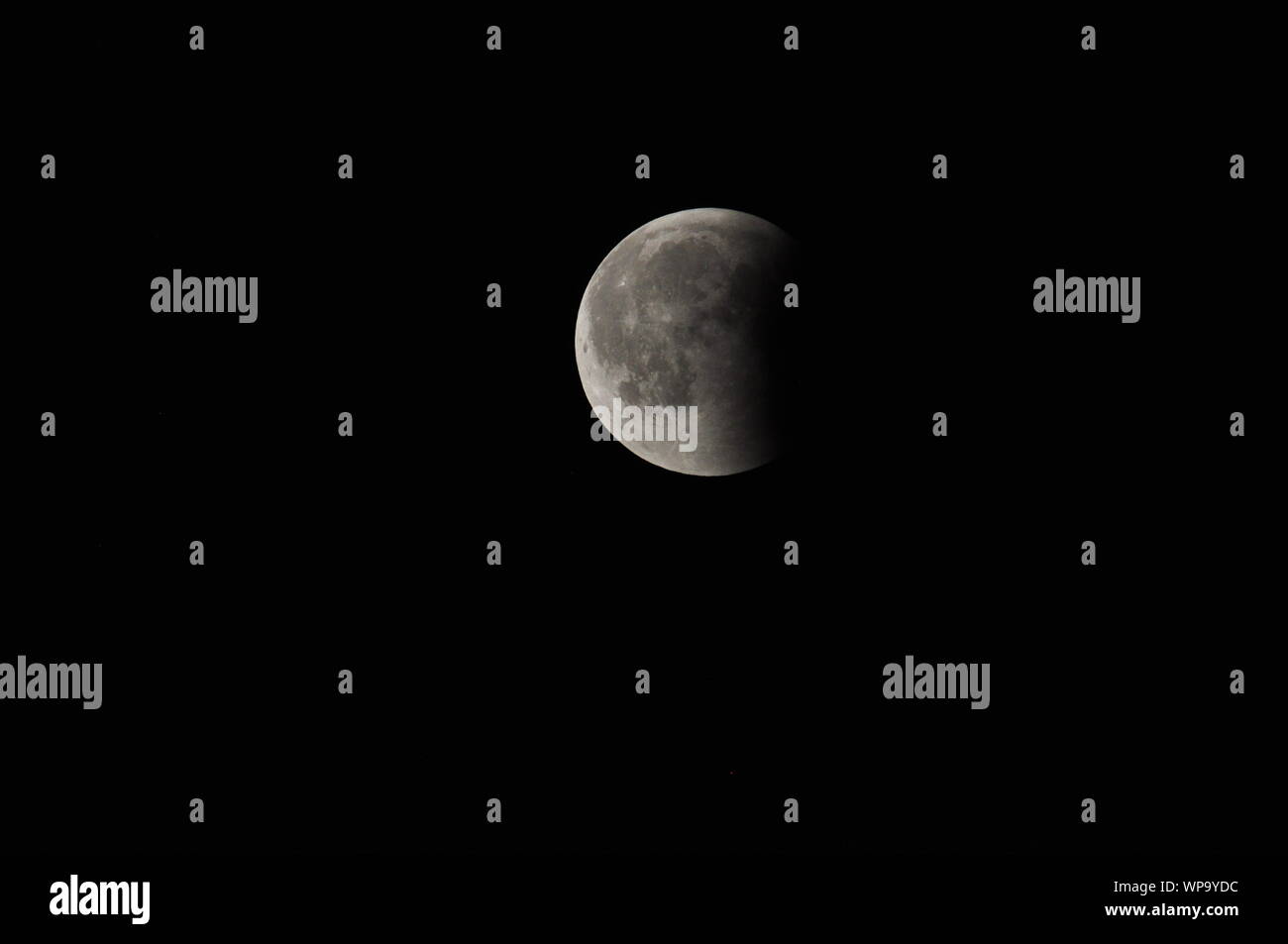 Nach der Jahrhundertmondfinsternis vom 27.07.2018 tritt der Mond aus dem Kernschatten wieder heraus. Stock Photo