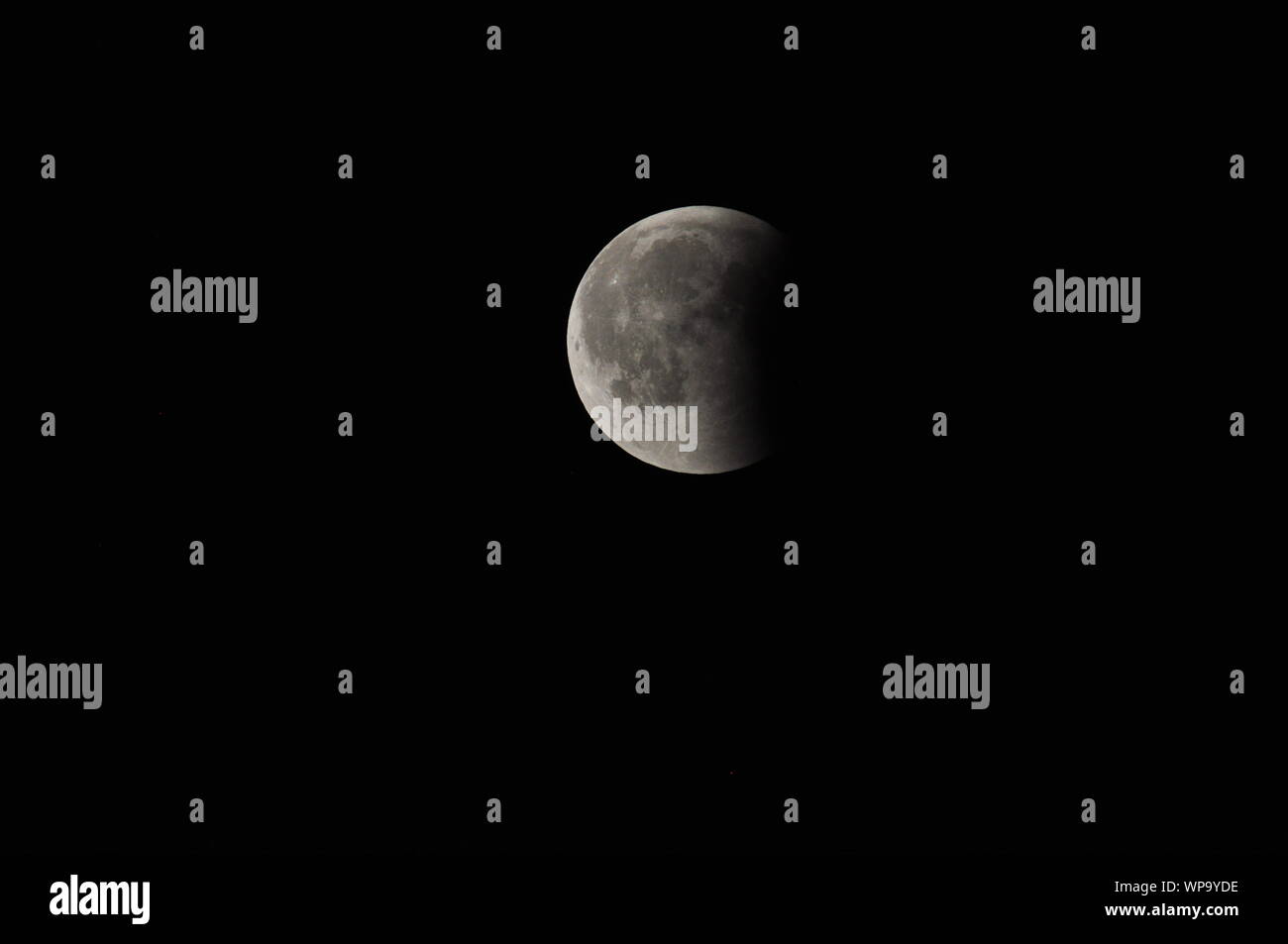 Nach der Jahrhundertmondfinsternis vom 27.07.2018 tritt der Mond aus dem Kernschatten wieder heraus. Stock Photo