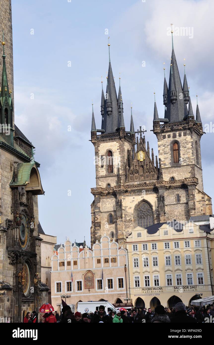 Am Prager Rathausplatz mit der weltberühmten astronomischen Uhr. Stock Photo