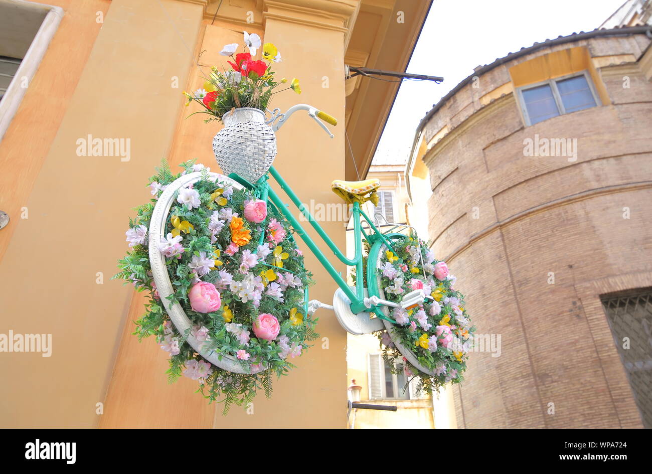 Rome back street bike hi-res stock photography and images - Alamy