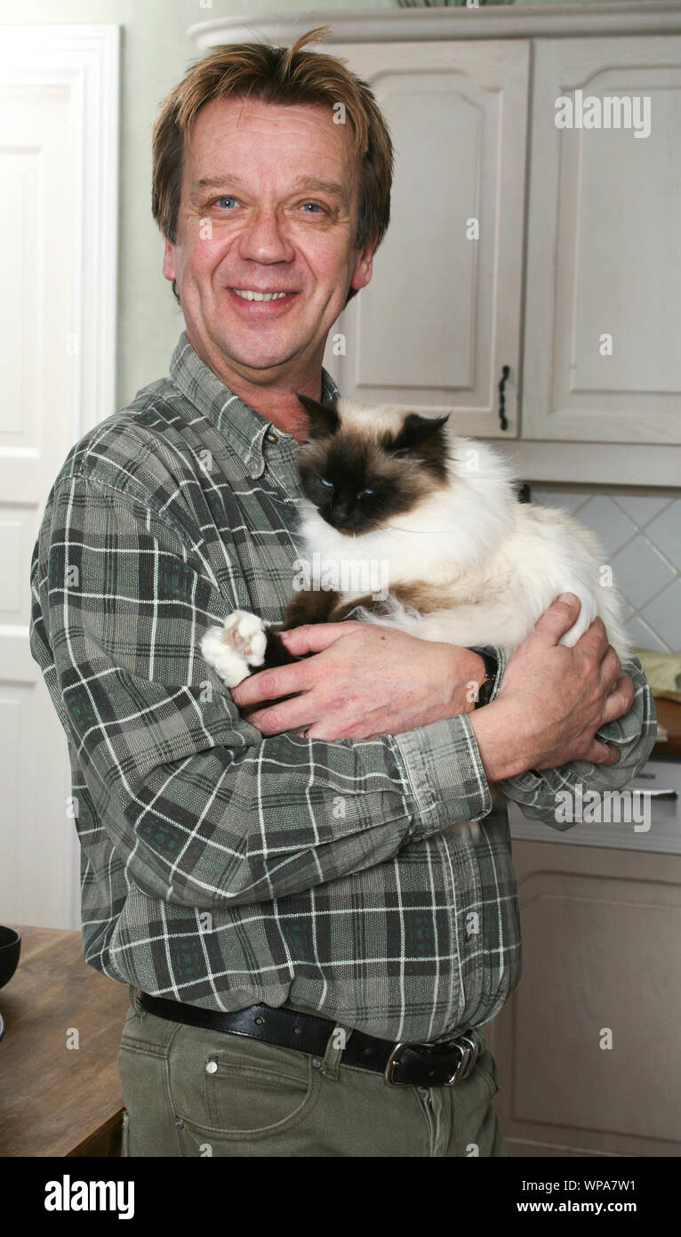 BJÖRN SKIFS Swedish artist and actor with the family cat Stock Photo