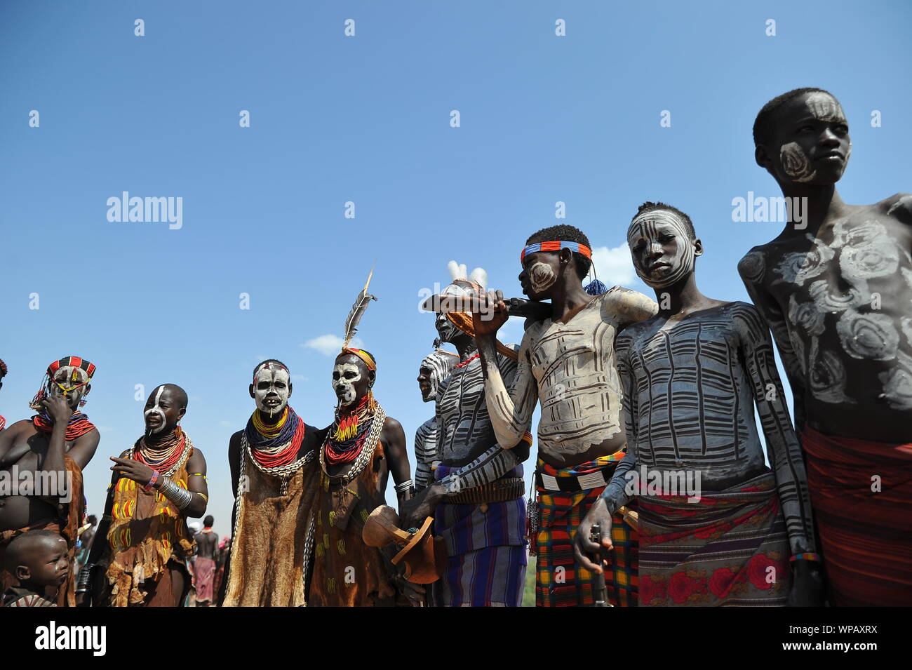 Karo tribe men body paint hi-res stock photography and images - Alamy