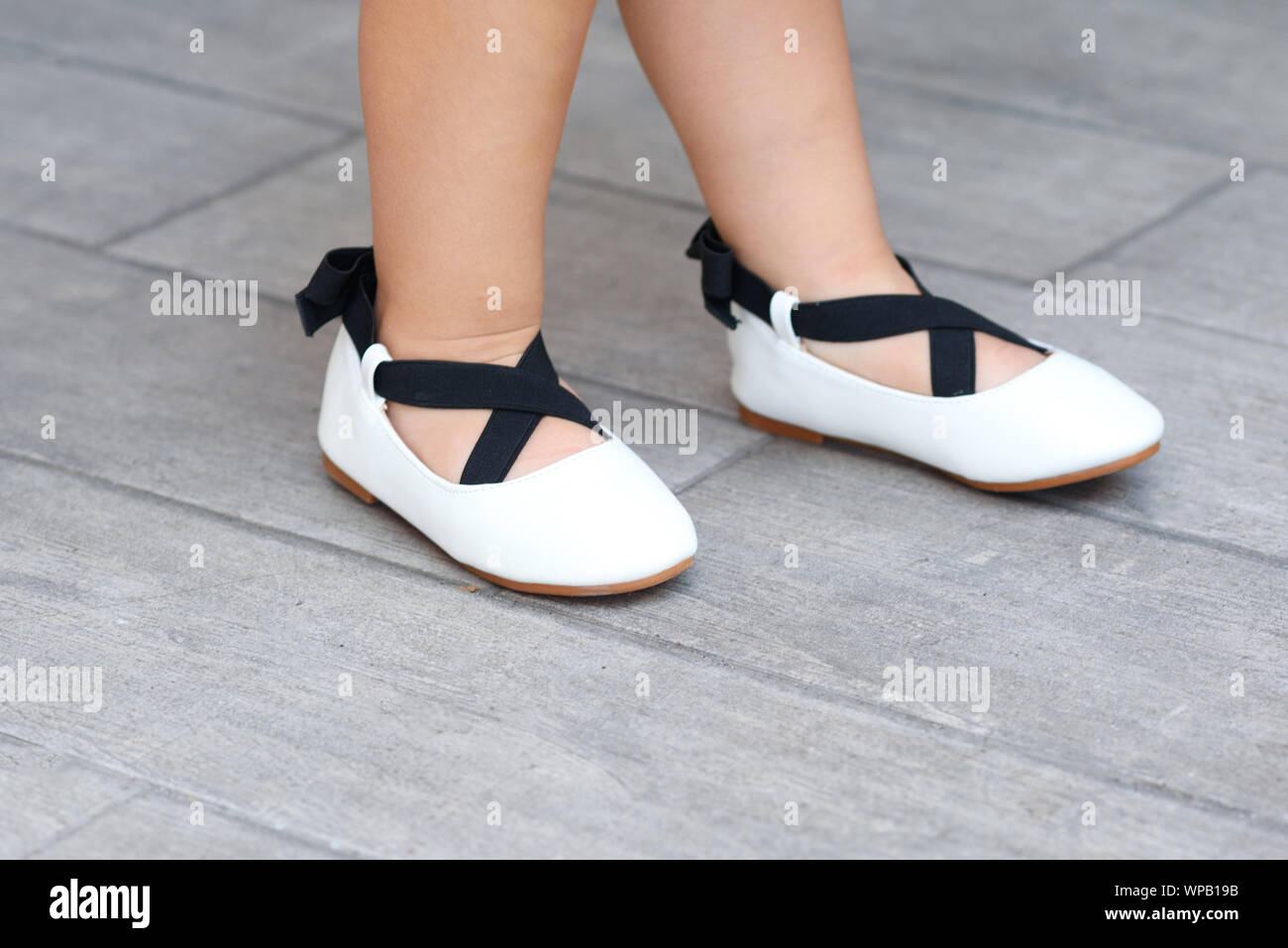 Little girls legs and shoes hi-res stock photography and images - Alamy