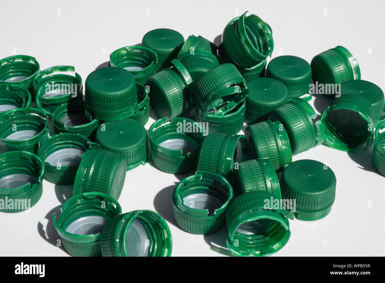 grüne gebrauchte Flaschenverschlüsse aus High-Density-Polyethylen (HD-PE) von PET-Wasserflaschen Stock Photo