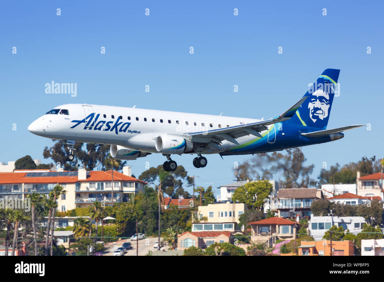 Alaska airlines embraer 175 hi-res stock photography and images