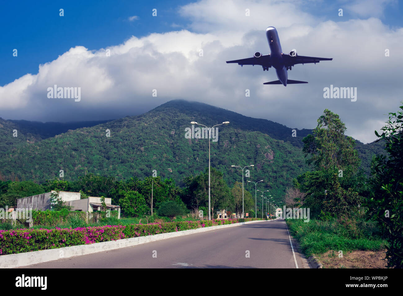 Plane over road hi-res stock photography and images - Alamy