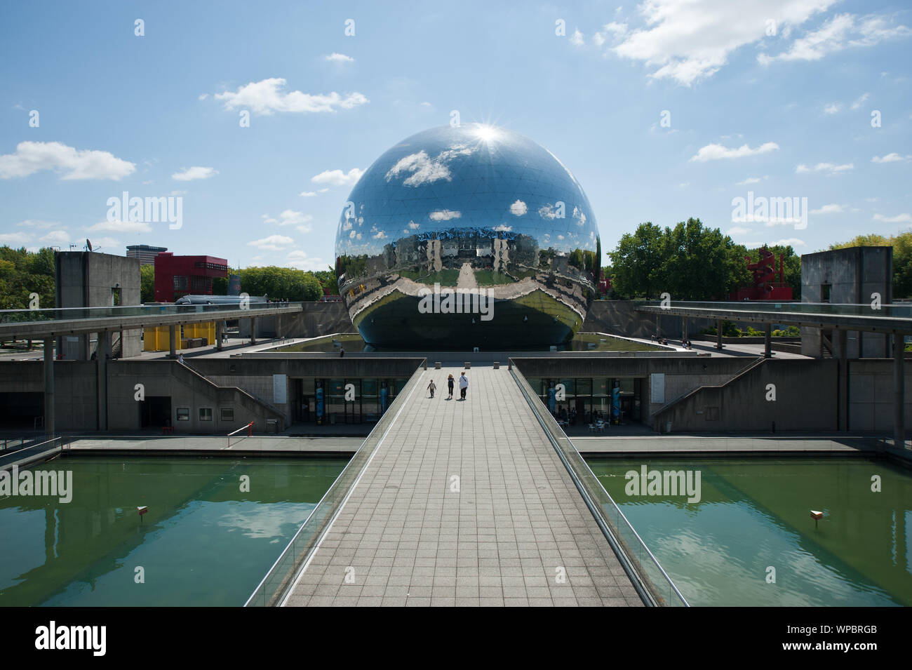 La Géode wurde vom Architekten Adrien Fainsilber und dem Ingenieur Gérard Chamayou entworfen. Die geodätische Kuppel hat einen Durchmesser von 36 Mete Stock Photo