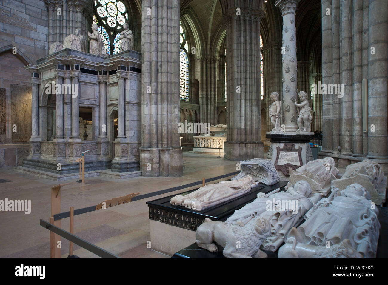 Die Kathedrale von Saint-Denis ist eine ehemalige Abteikirche in der Stadt Saint-Denis nördlich von Paris. Sie gilt kunsthistorisch als einer der Grün Stock Photo