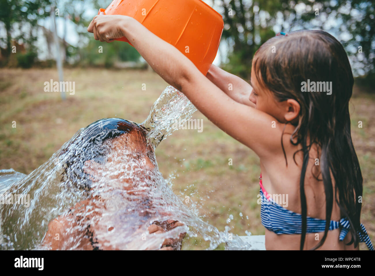 Жар после воды. Обливание в жару. Обливание водой в жару. Детей обливают водой. Обливание дошкольников.