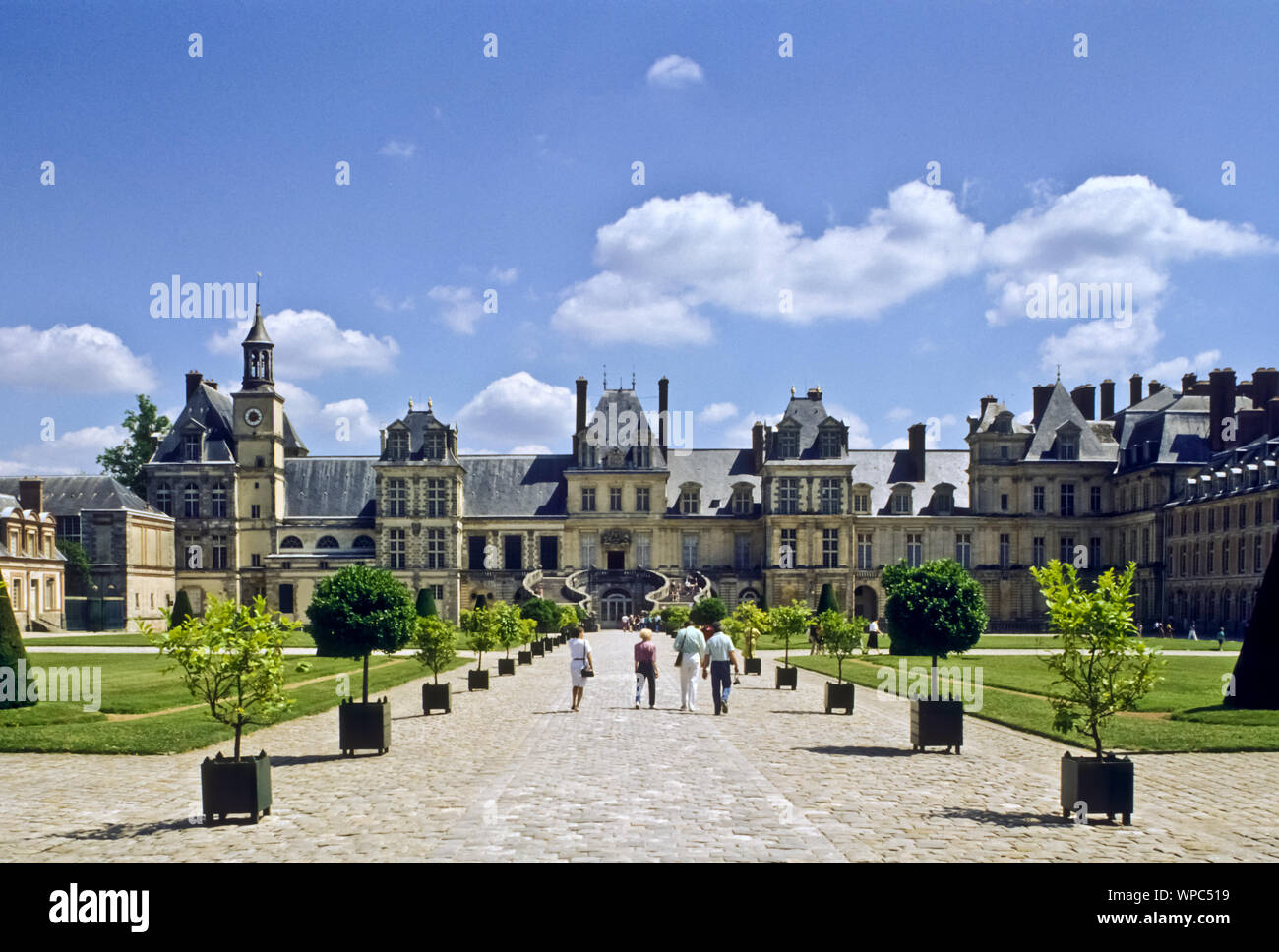 Das Schloss Fontainebleau in Fontainebleau, Département Seine-et-Marne, ist ein französisches Schloss rund 60 km südlich von Paris, das zeitweilig unt Stock Photo
