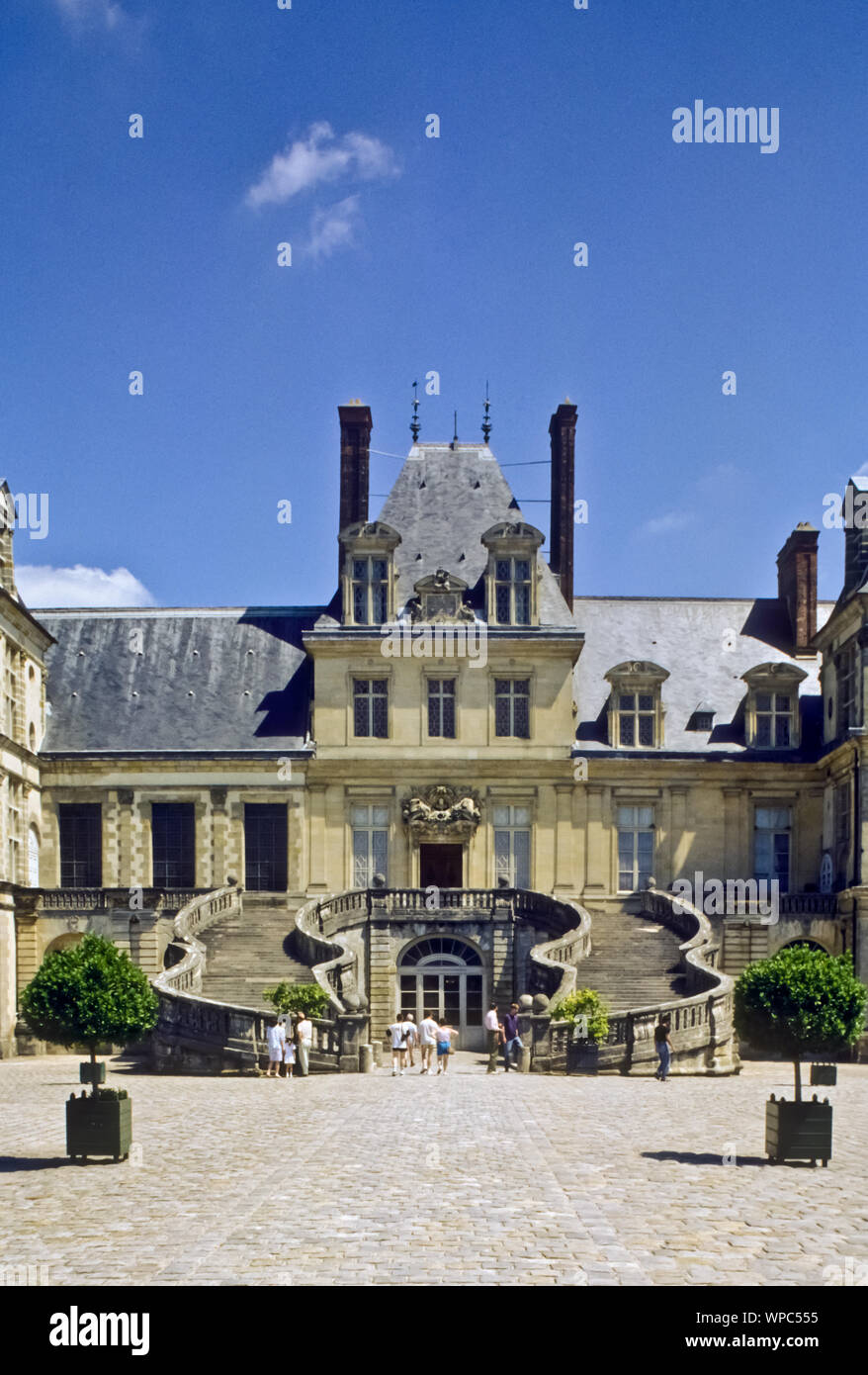 Das Schloss Fontainebleau in Fontainebleau, Département Seine-et-Marne, ist ein französisches Schloss rund 60 km südlich von Paris, das zeitweilig unt Stock Photo