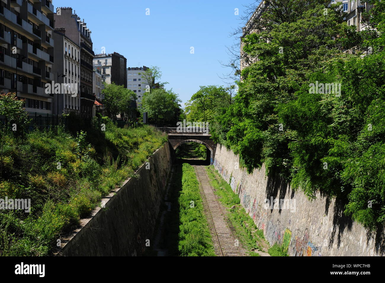 Der Chemin de Fer de Petite Ceinture (Kleine Ringbahn) war eine 32  Kilometer lange, Paris umrundende Eisenbahnstrecke, die ab 1852 die in der  Stadt ge Stock Photo - Alamy