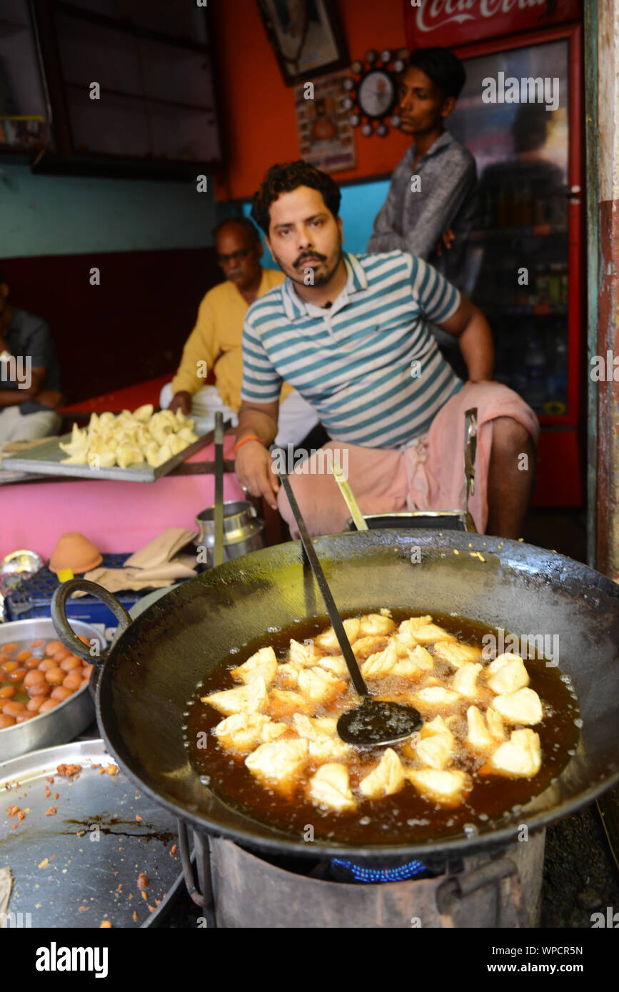 https://c8.alamy.com/comp/WPCR5N/deep-frying-savory-samosas-at-a-small-tea-shop-in-varanasi-india-WPCR5N.jpg