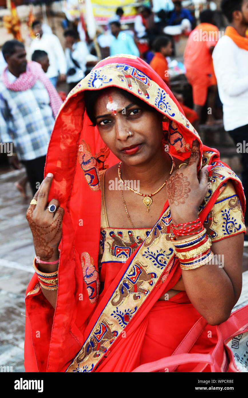 Portrait of an Indian woman wearing a colorful traditional Sari Stock ...