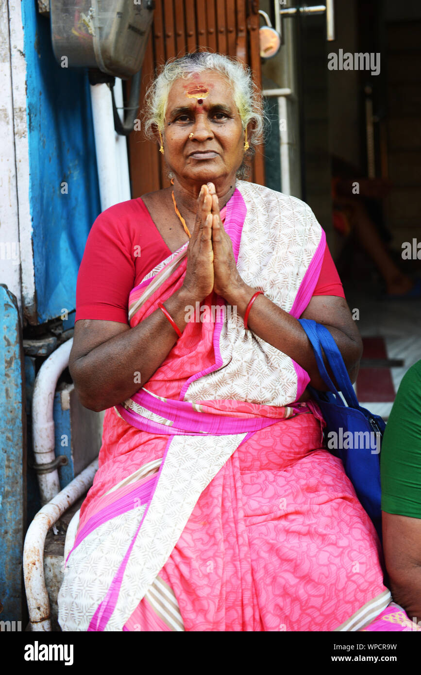 Portrait of an Indian woman wearing a colorful traditional Sari Stock ...