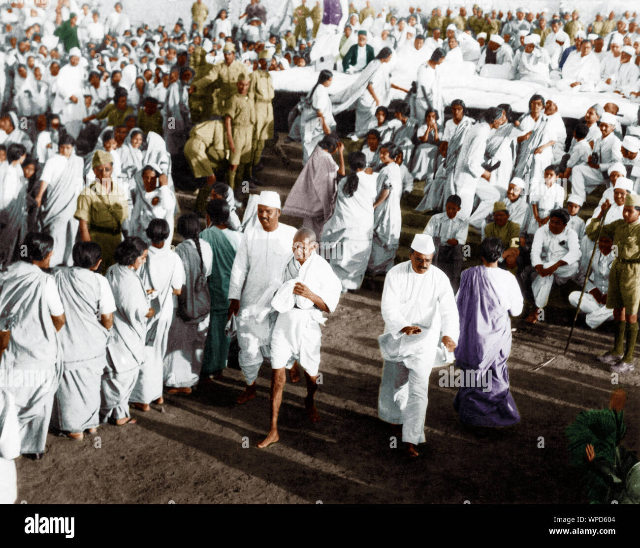 Mahatma Gandhi leaving the dais for rostrum at Karachi, Pakistan, March 1931 Stock Photo