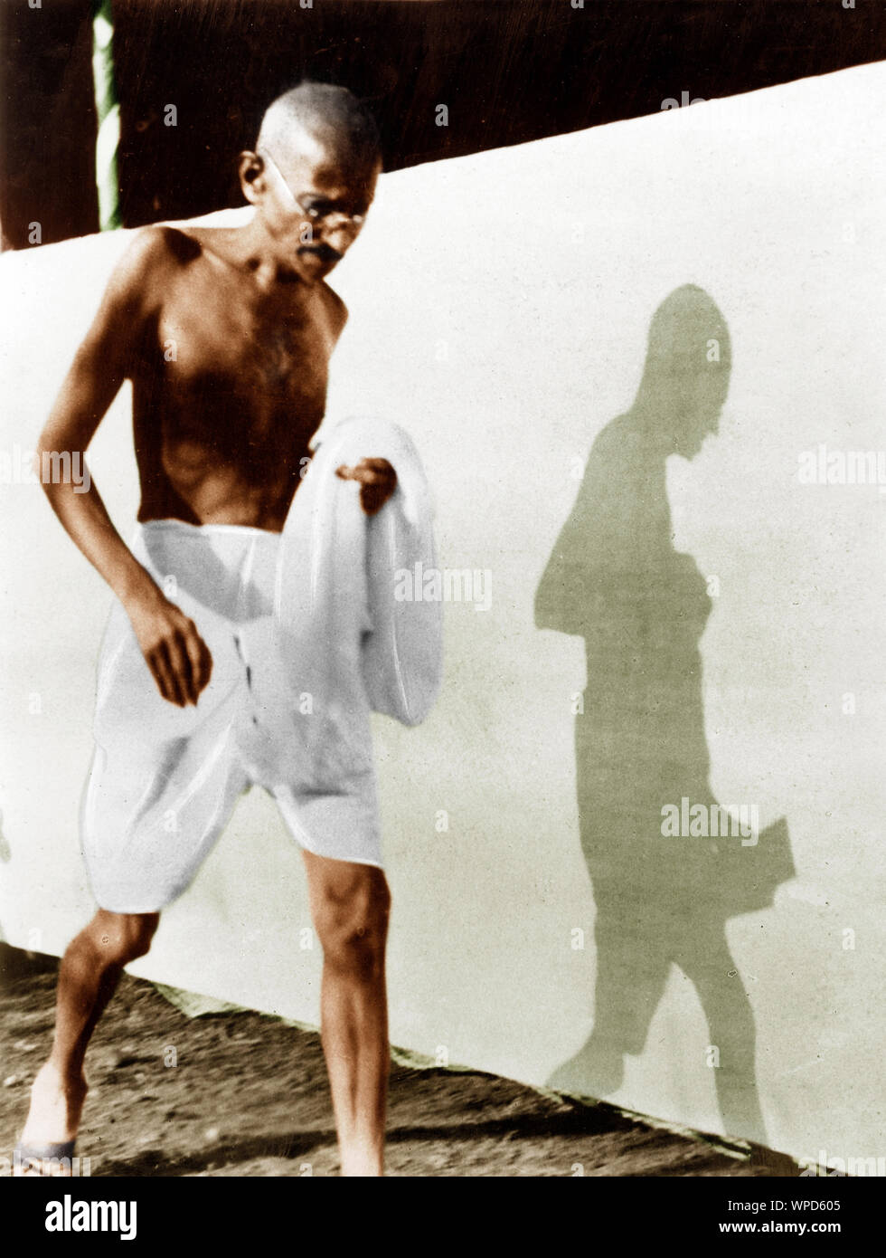 Mahatma Gandhi walking to Working Committee meeting, India, Asia, October 1928 Stock Photo