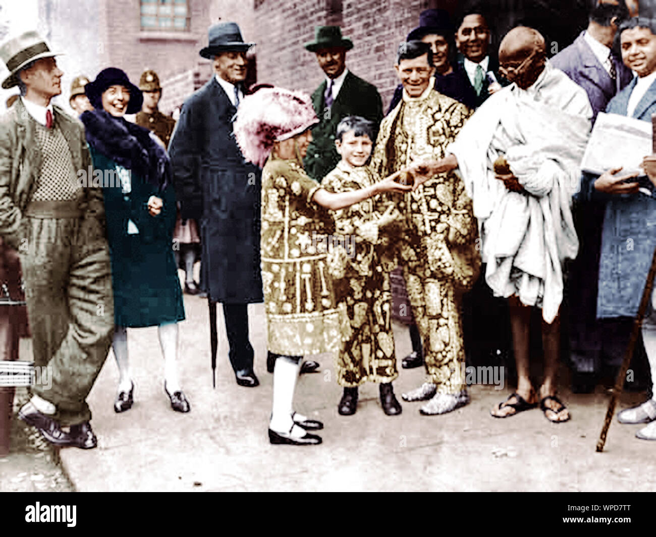 Pearly King of Houston, presenting oranges to Mahatma Gandhi, Kingsley Hall, London, September 15, 1931 Stock Photo