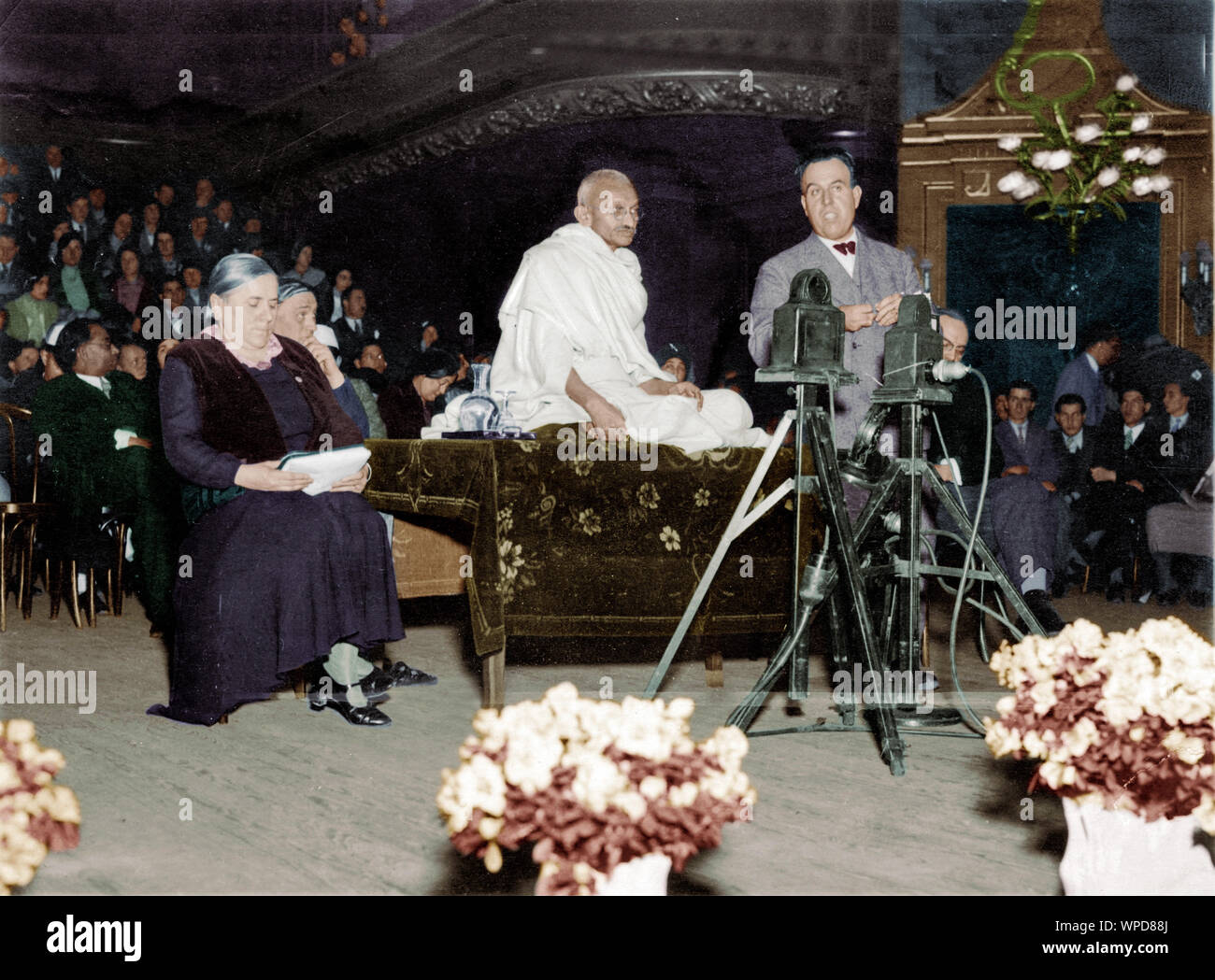 Mahatma Gandhi addressing meeting at Peoples Hall in Lausanne, Switzerland, December 8, 1931 Stock Photo