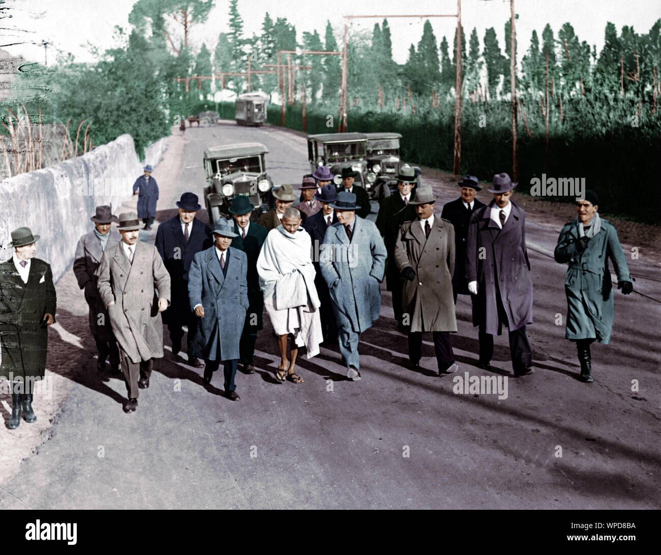 Mahatma Gandhi walking with journalists in Rome, Italy, December 13, 1931 Stock Photo