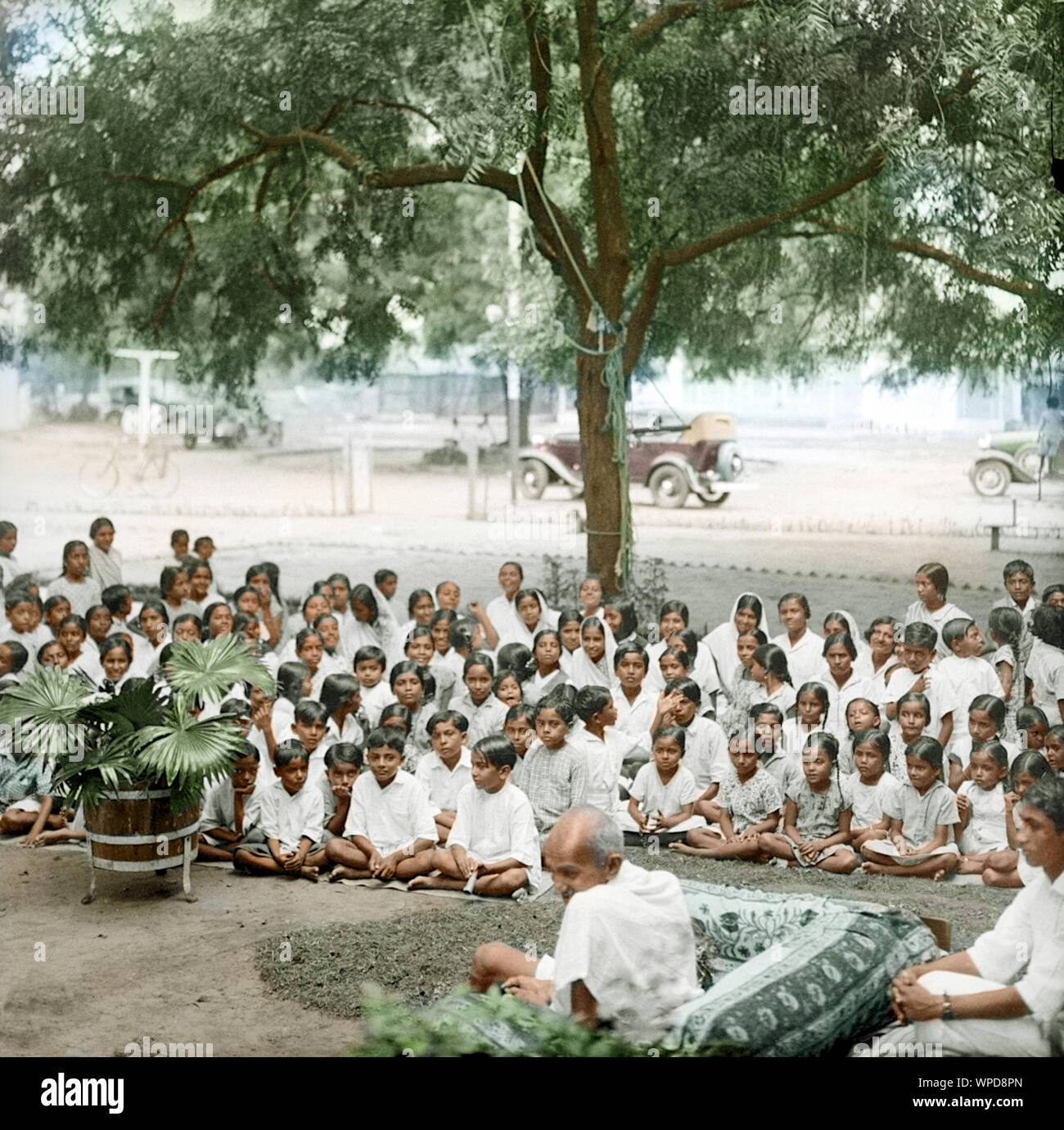 Mahatma Gandhi teaching students of Sharda Mandir School, Ahmedabad, Gujarat, India, Asia, July 23, 1933, old vintage 1900s picture Stock Photo