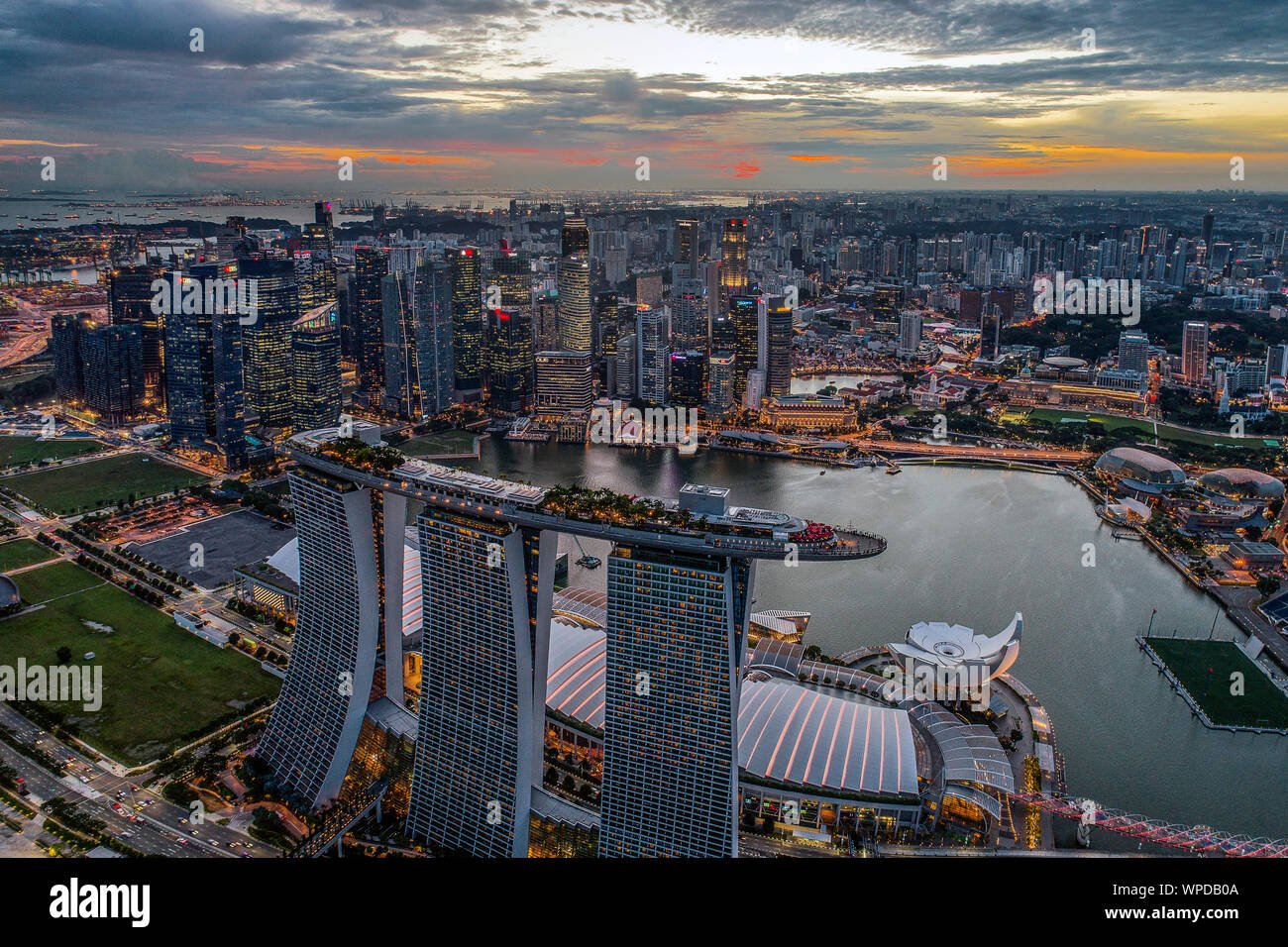 Singapore skyline hi-res stock photography and images - Alamy