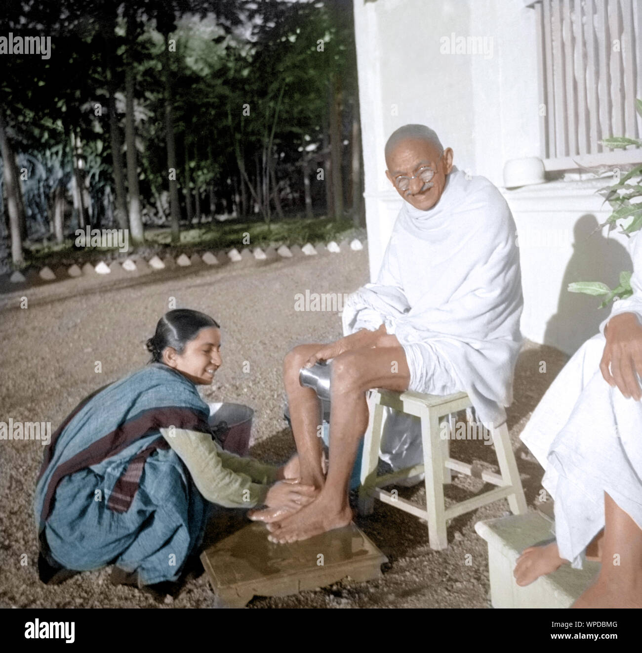 Ashramite Dr Lilavatiben Asha washing Mahatma Gandhi feet, Surat, India, Asia, January 1939 Stock Photo