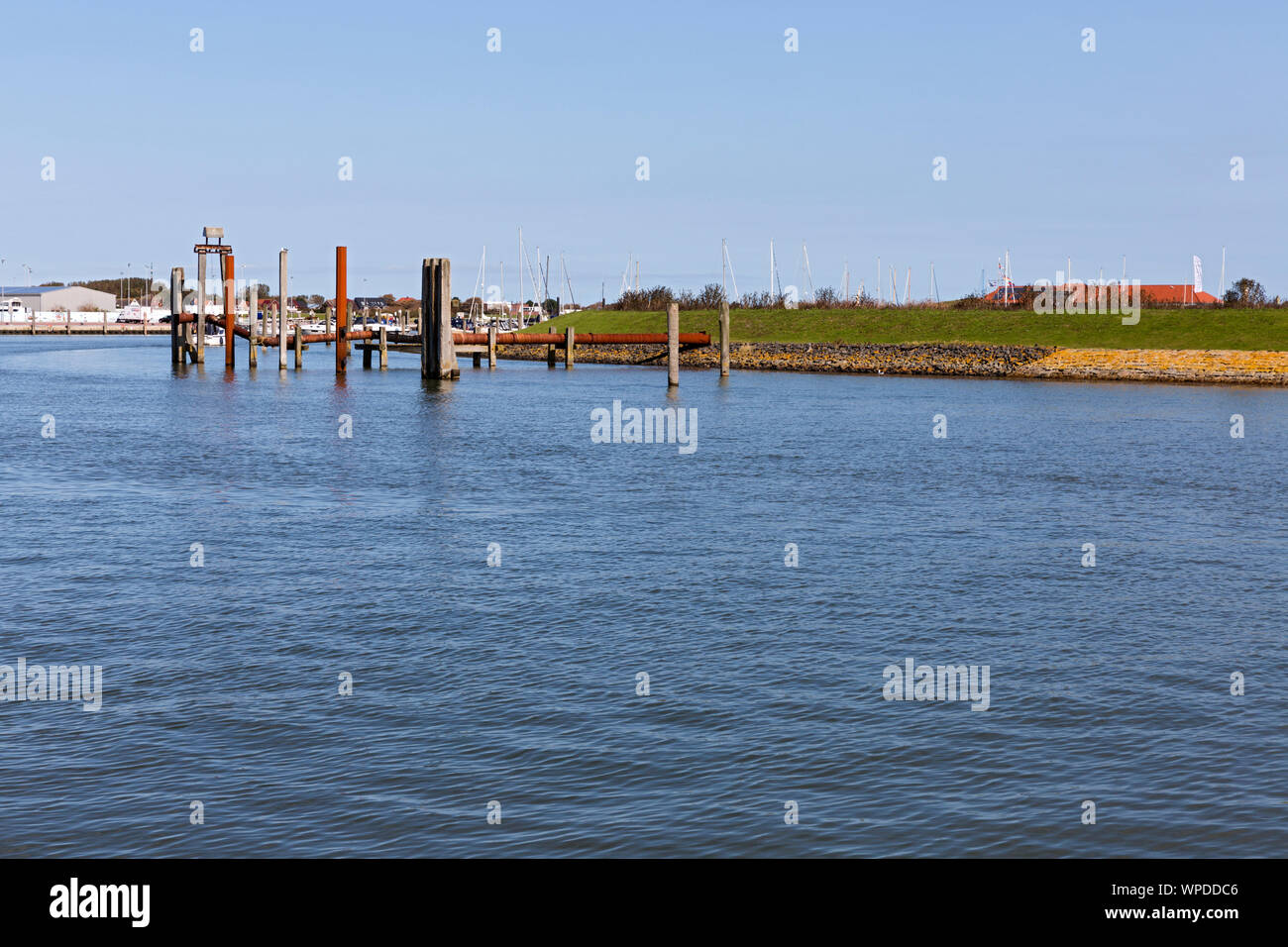Norderney, Hafenzufahrt, Uferbefestigung, Dalben Stock Photo