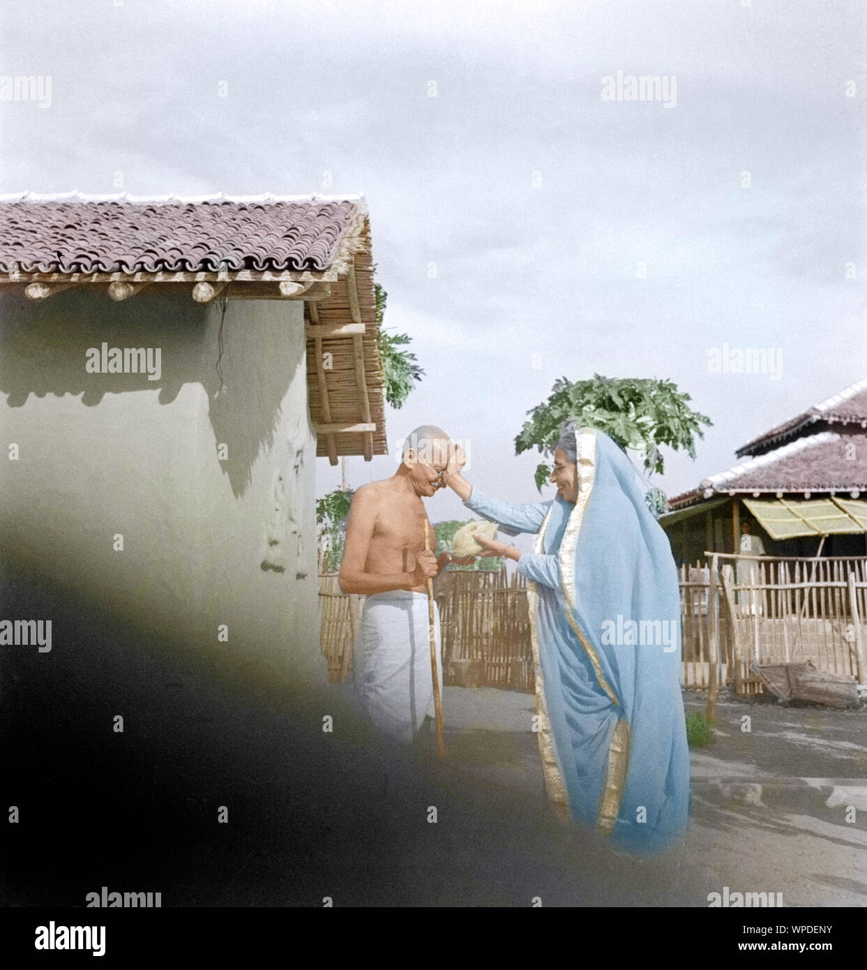 Mahatma Gandhi with Parsi woman, Satyagraha Ashram, Wardha, Maharashtra, India, Asia, January 1942 Stock Photo