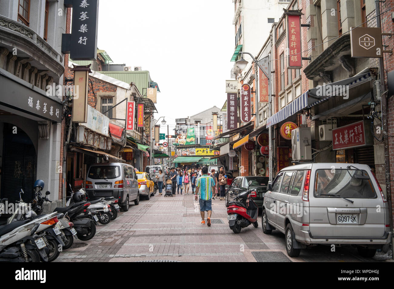 Dihua street is an old, historic street in Taipei City, famous for having many chinese medicine