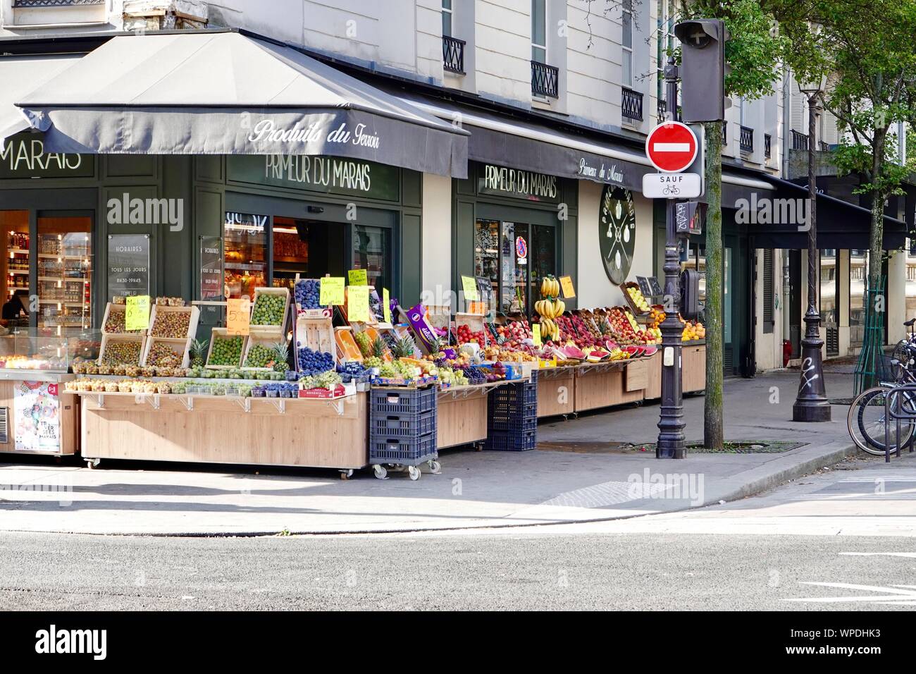 Rue saint antoine paris hi-res stock photography and images - Alamy