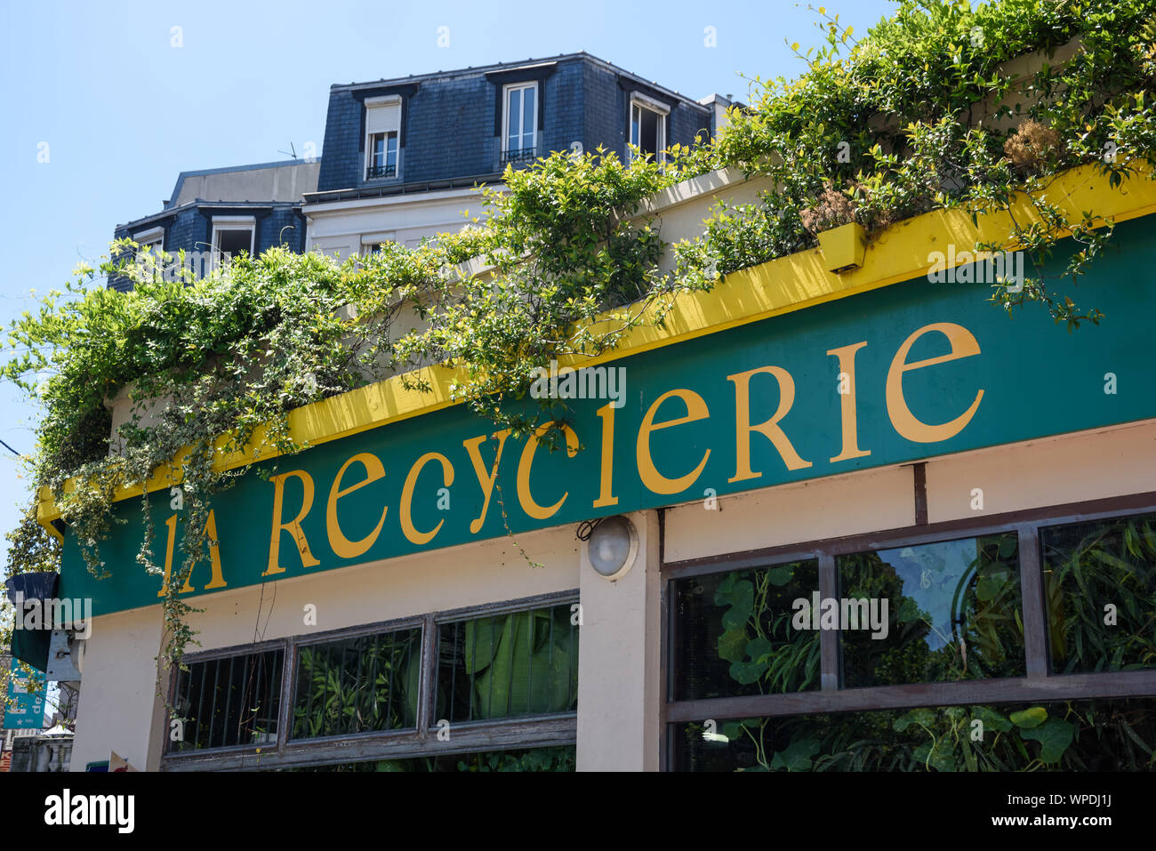 Paris, Restaurant La Recyclerie im ehemaligen Bahnhof Ornano - Paris, Bar/Restaurant La Recyclerie in former Train Station Ornano Stock Photo