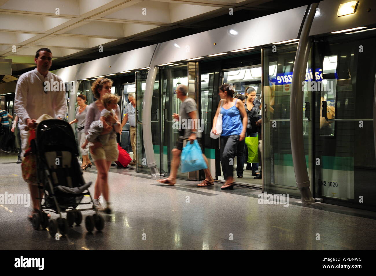 Paris, automatische Metro Linie 14, Gare St Lazare - Paris, automatic Metro Line 14, Gare St Lazare Stock Photo