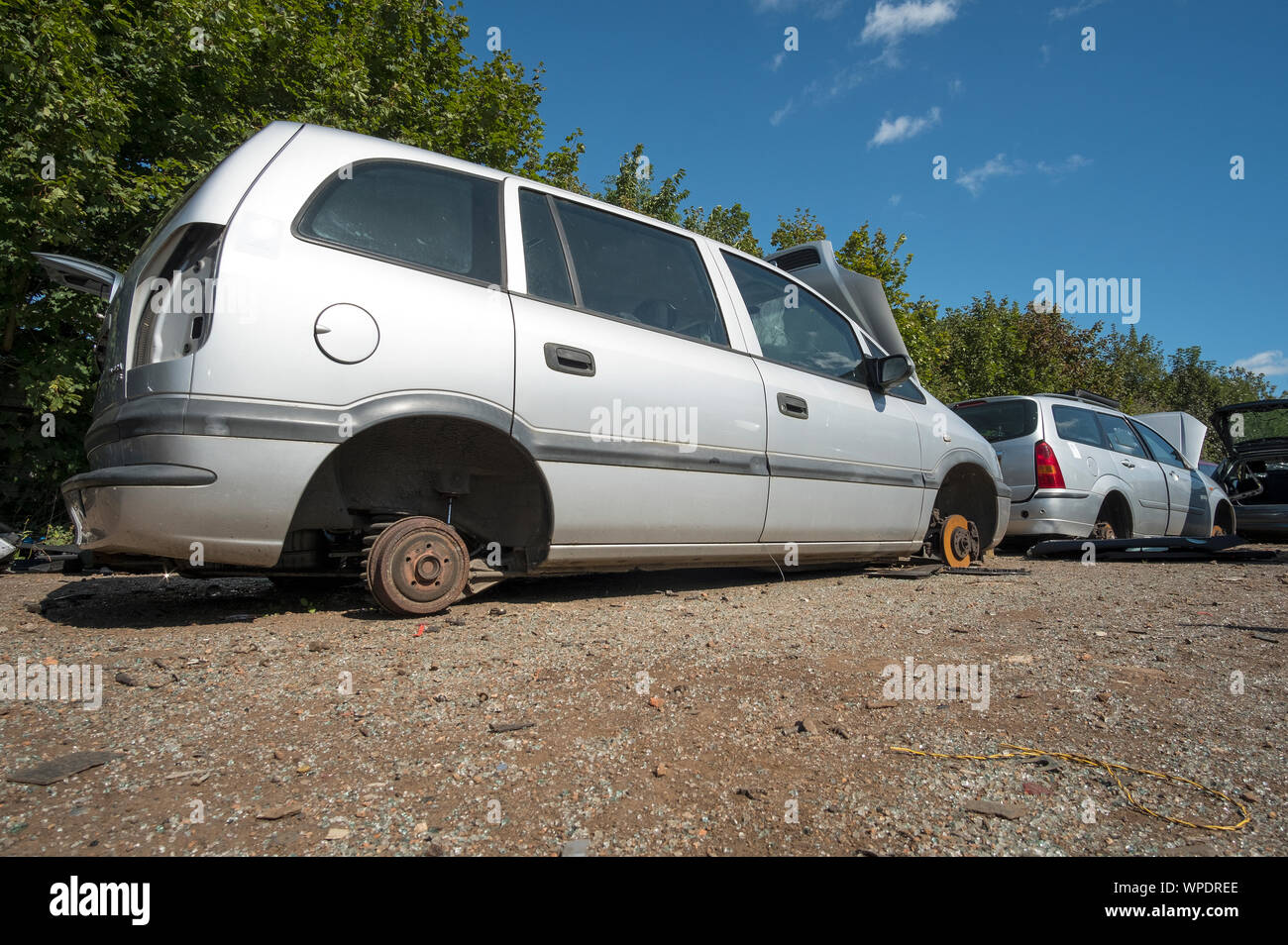 Old car breakers yard hi-res stock photography and images - Alamy