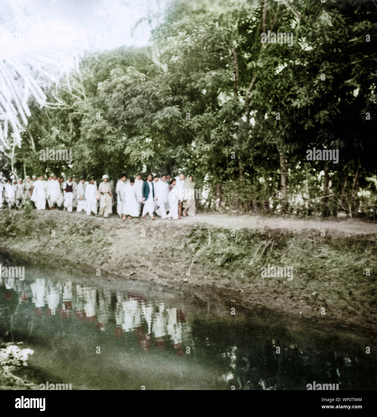 Mahatma Gandhi walking with people near river Bangladesh, Asia, November 1946 Stock Photo