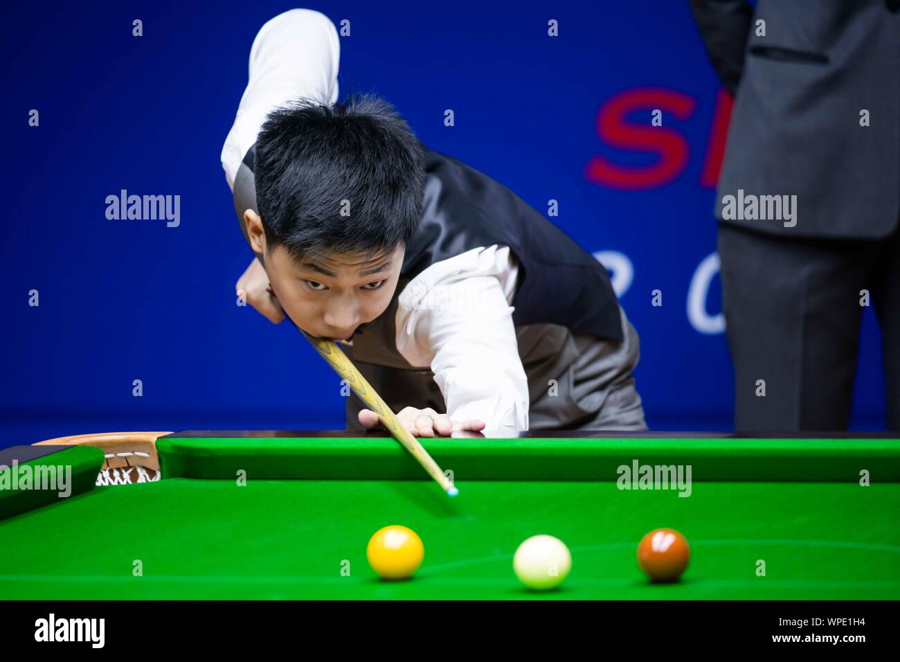 chinese professional snooker player wu haotian plays a shot at the round 1 of 2019 snooker shanghai masters in shanghai china 8 september 2019 shaun murphy beats wu hoatian 6 1 stock photo alamy chinese professional snooker player wu haotian plays a shot at the round 1 of 2019 snooker shanghai masters in shanghai china 8 september 2019 shaun murphy beats wu hoatian 6 1 stock photo alamy