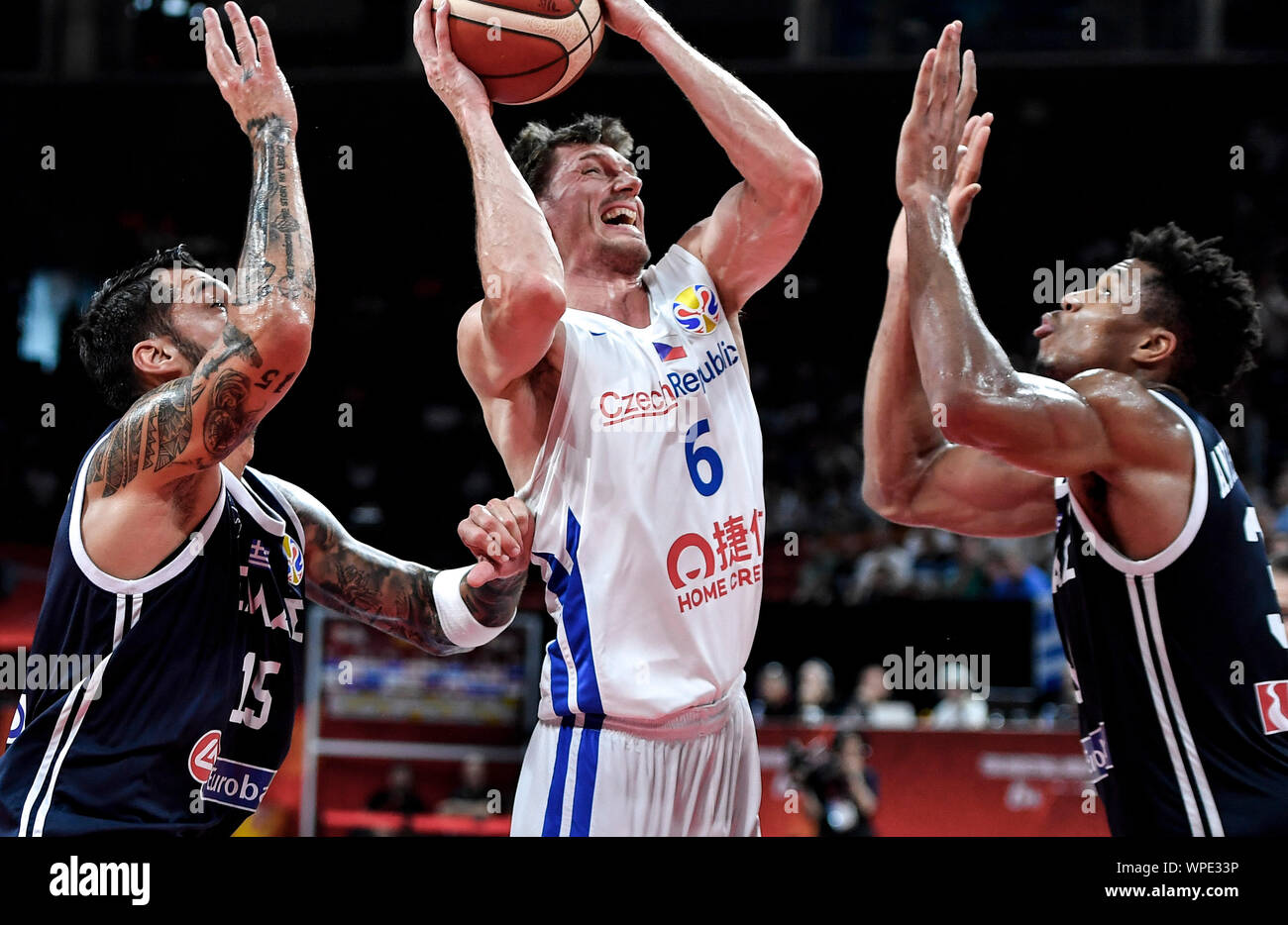 190909) -- SHENZHEN, Sept. 9, 2019 (Xinhua) -- Pavel Pumprla (C) of the  Czech Republic goes for a basket against Georgios Printezis (L) and Giannis  Antetokounmpo of Greece during the group K