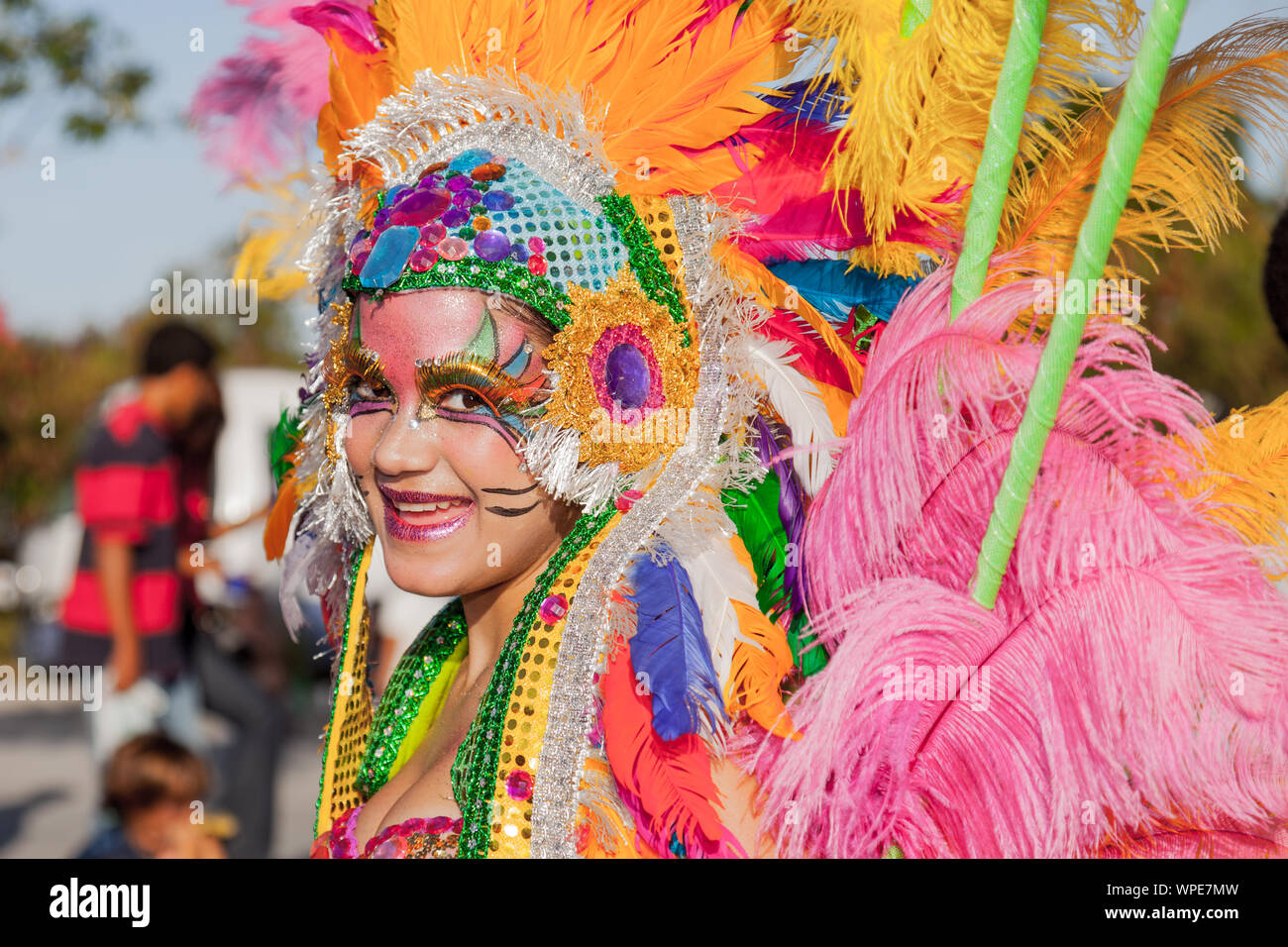 Colorfully vestito donna sul carnevale di Santo Domingo, Repubblica  Dominicana, West Indies, dei Caraibi e America centrale Foto stock - Alamy