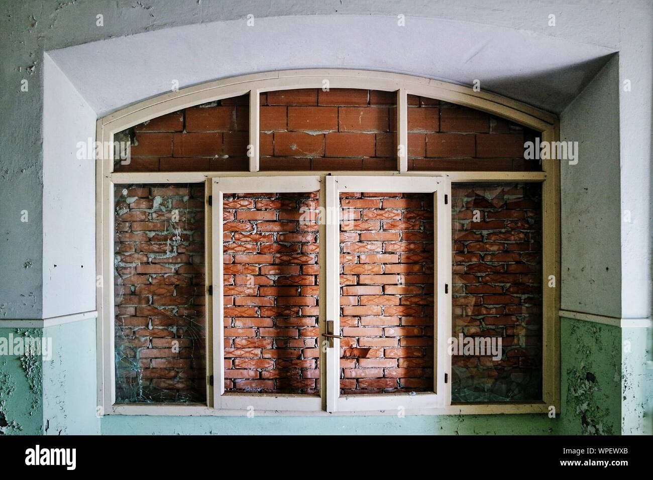 Run down wooden building hi-res stock photography and images - Alamy