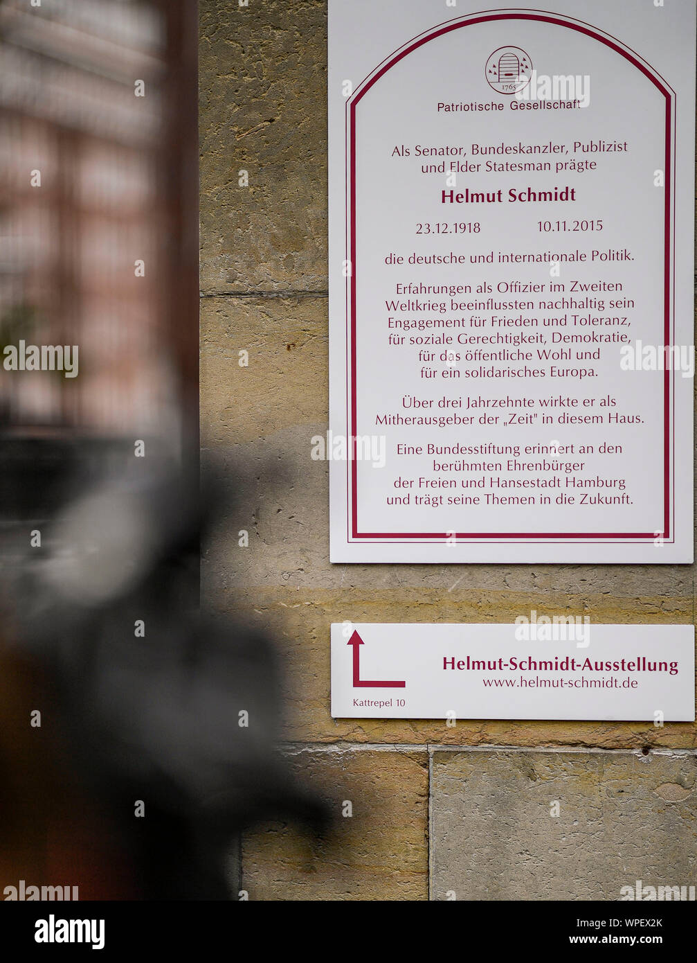 Hamburg, Germany. 09th Sep, 2019. A commemorative plaque for former Chancellor Helmut Schmidt is attached to the "Zeit" building. With this plaque, the Patriotic Society of 1765 commemorates the former Federal Chancellor. Schmidt worked as co-editor of the weekly newspaper "Die Zeit" for more than 30 years. Credit: Axel Heimken/dpa/Alamy Live News Stock Photo