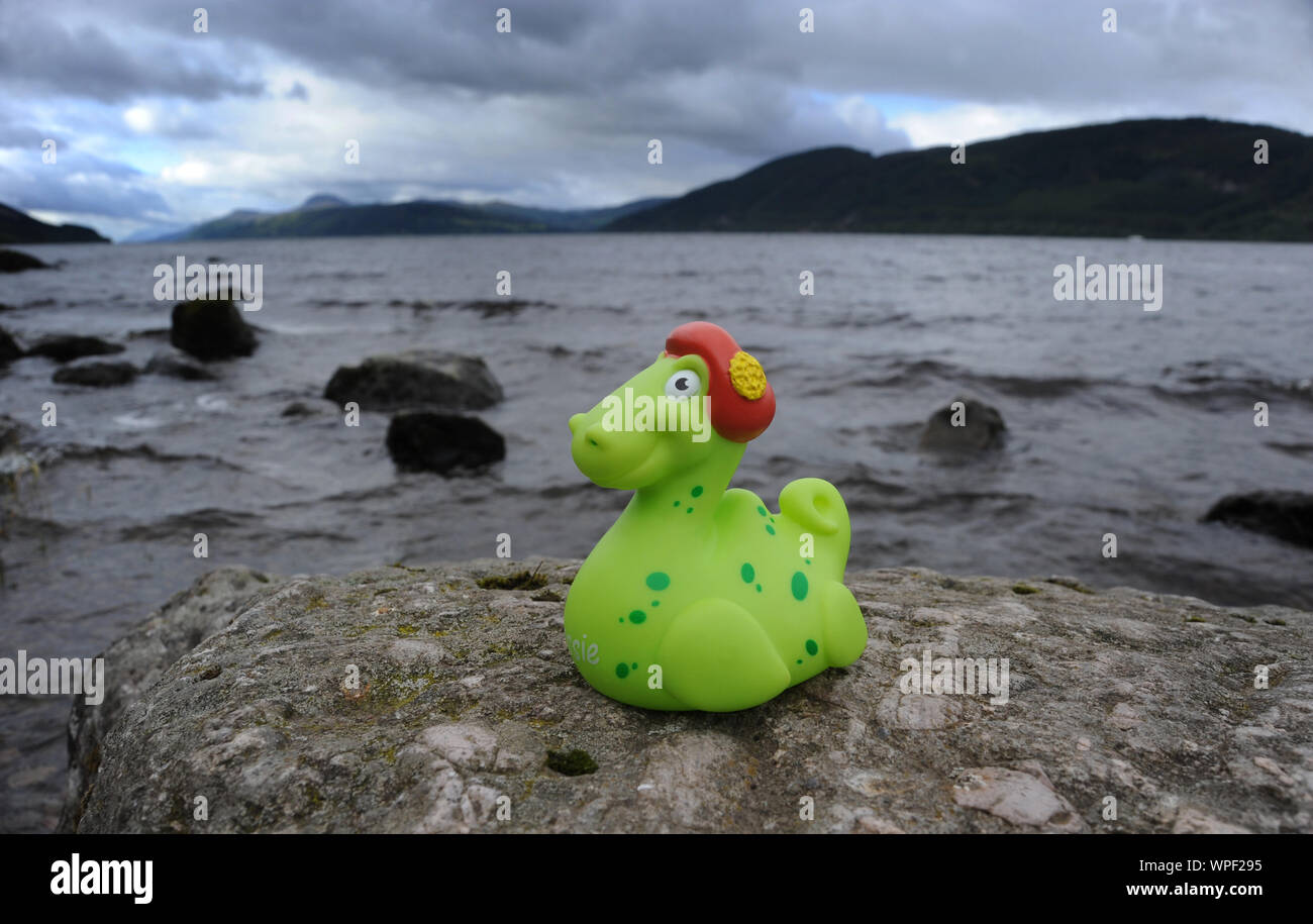 LOCH NESS MONSTER 'NESSIE' TOY ON THE SIDE OF LOCH NESS SCOTLAND RE MYSTERY MYTHS LEGENDS TOURISM TOURISTS HOLIDAYS ETC UK Stock Photo
