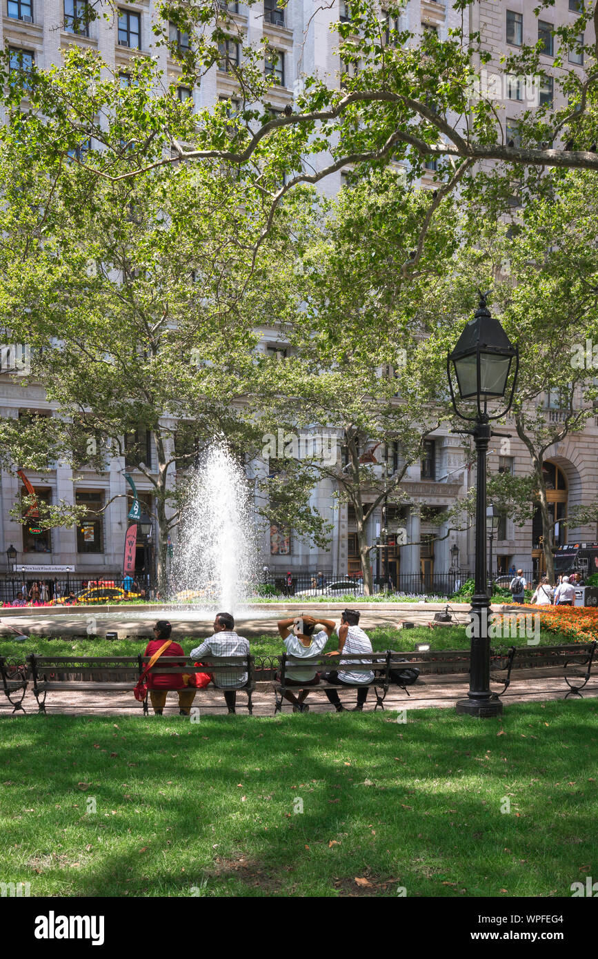 People relaxing in a manhattan park hi-res stock photography and images -  Alamy