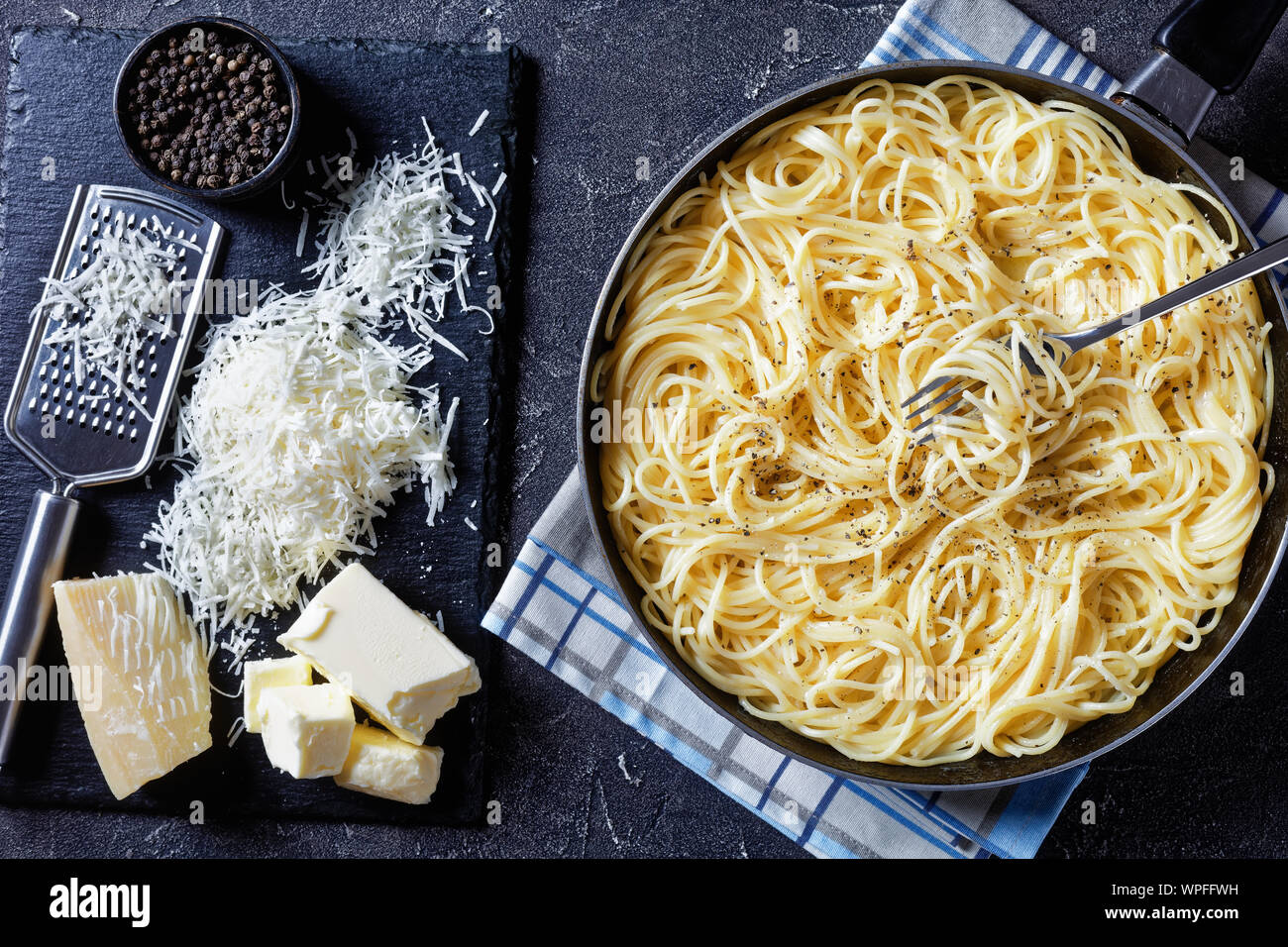 cacio e pepe, traditional Italian dish of pasta spaghetti mixed with